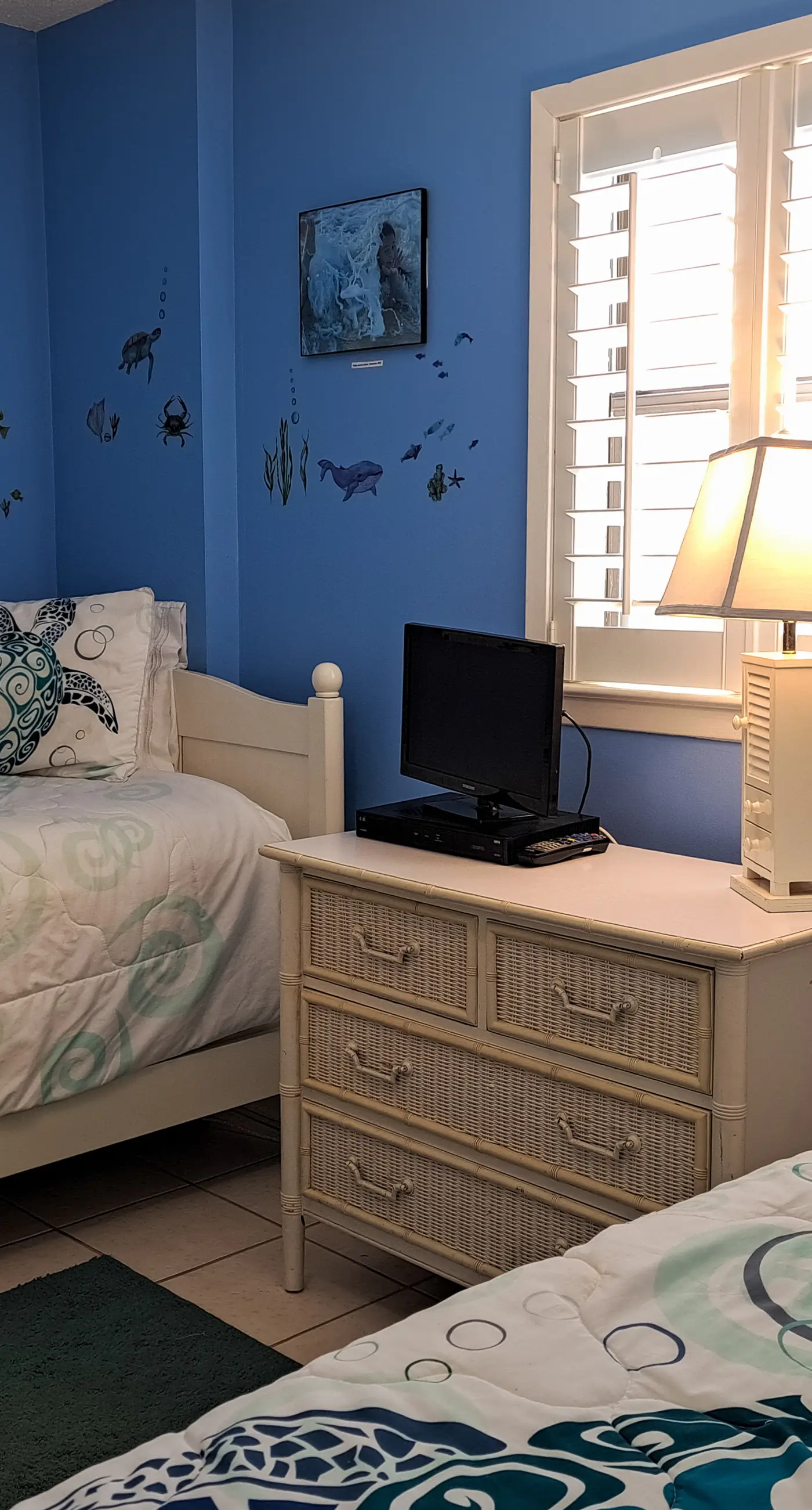 8th-floor beachfront condo w/ fitness center, hot tub, tennis courts, & 3 pools