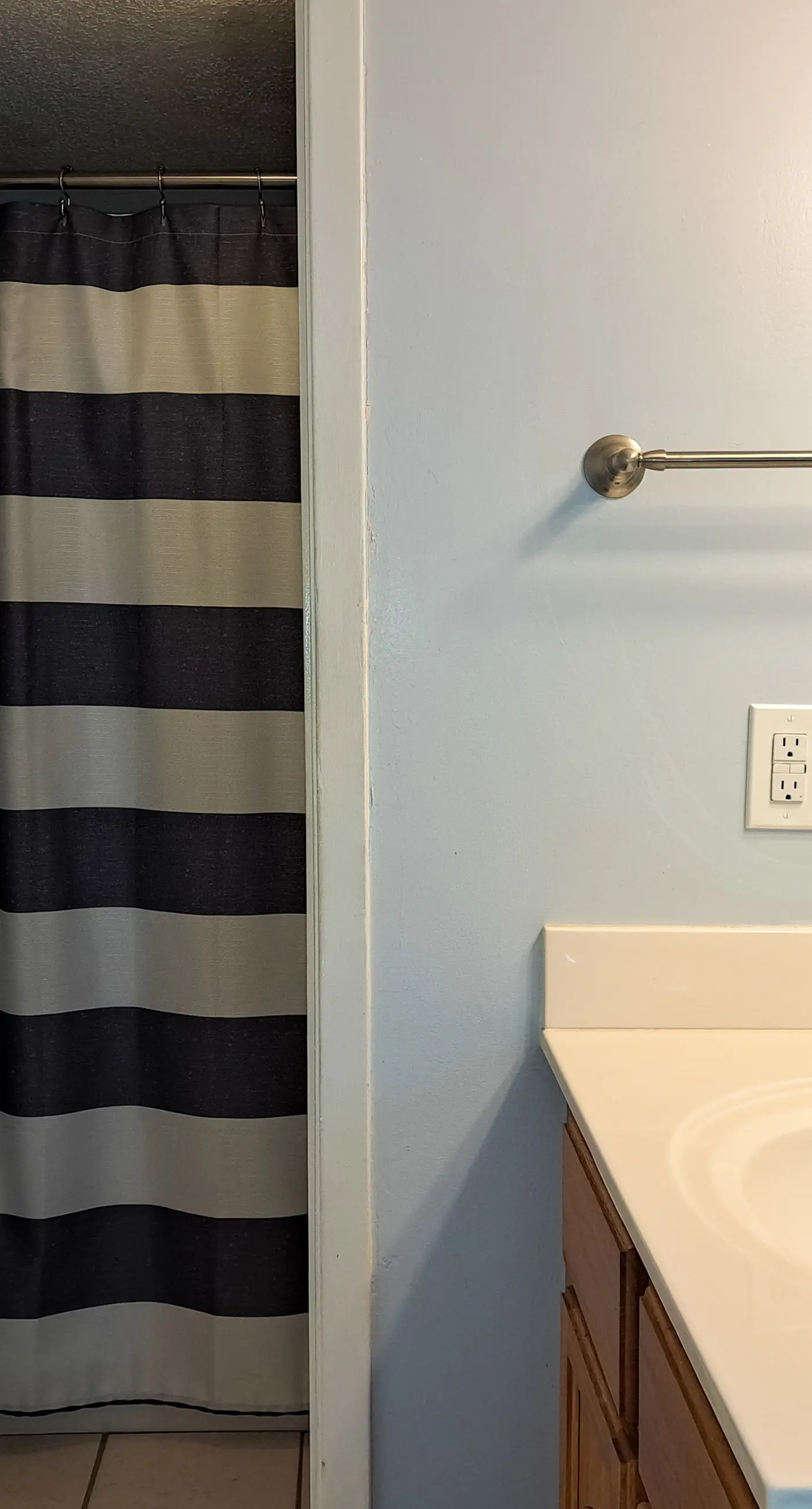 8th-floor beachfront condo w/ fitness center, hot tub, tennis courts, & 3 pools