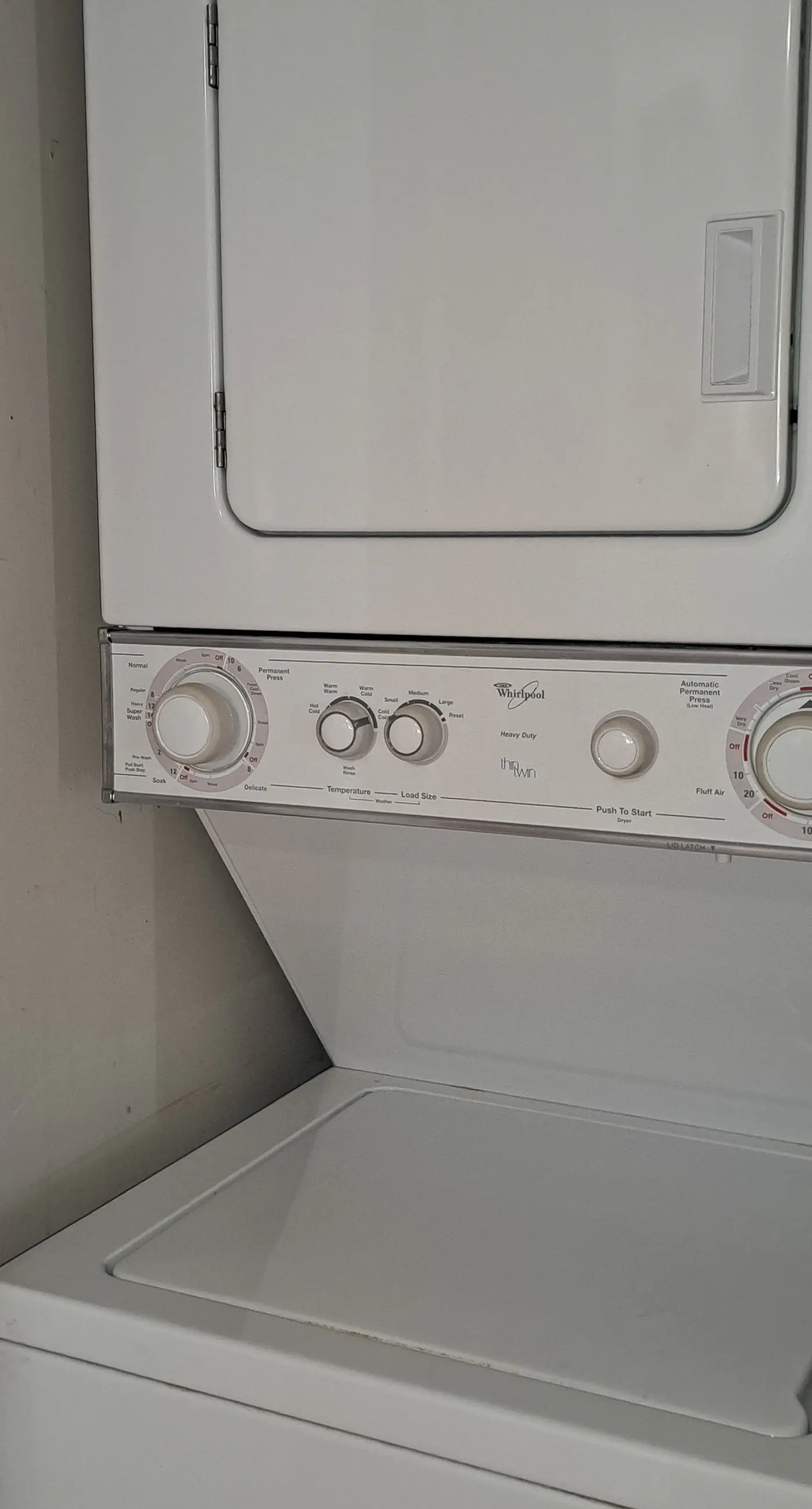 8th-floor beachfront condo w/ fitness center, hot tub, tennis courts, & 3 pools