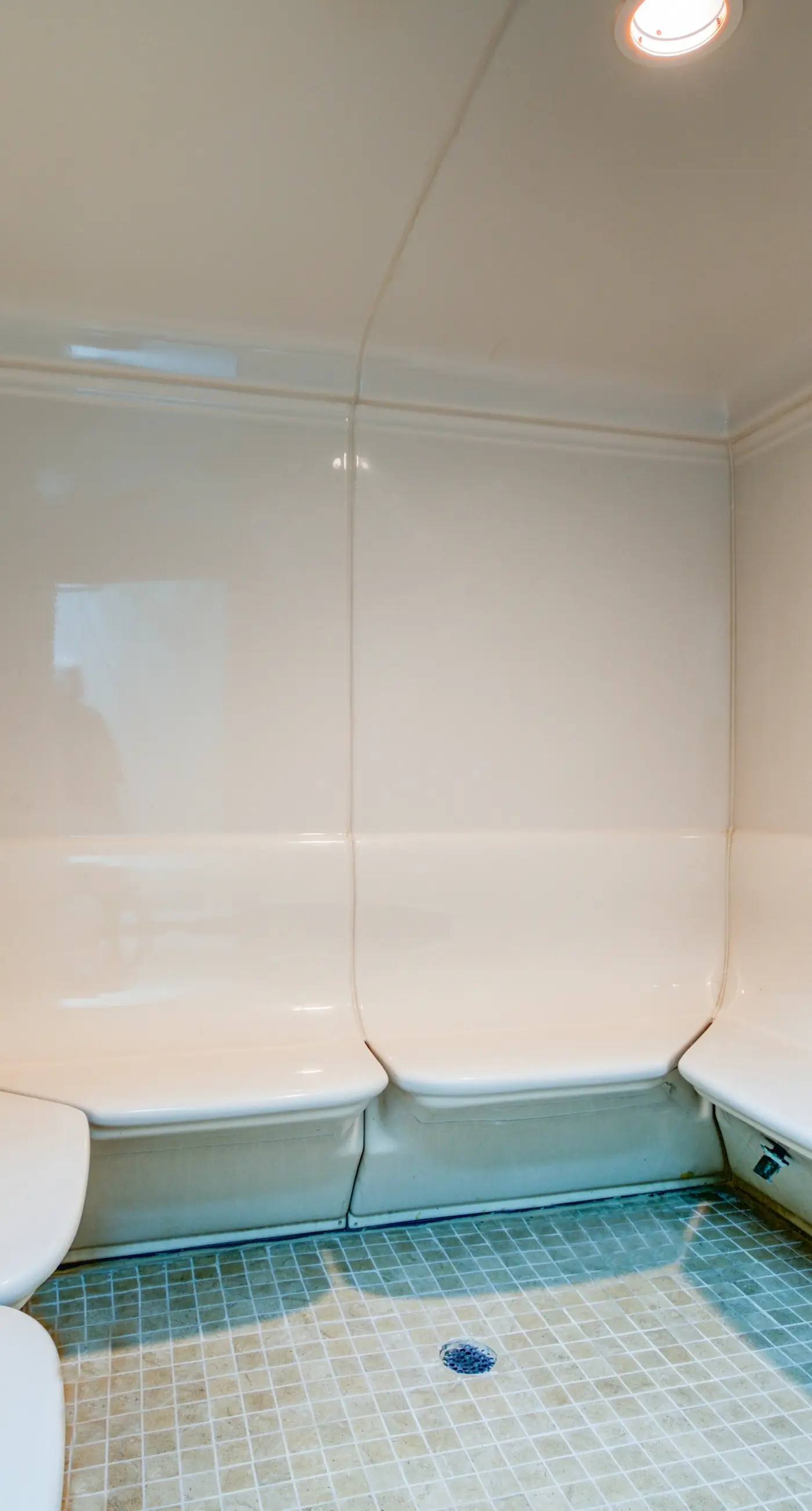 8th-floor beachfront condo w/ fitness center, hot tub, tennis courts, & 3 pools