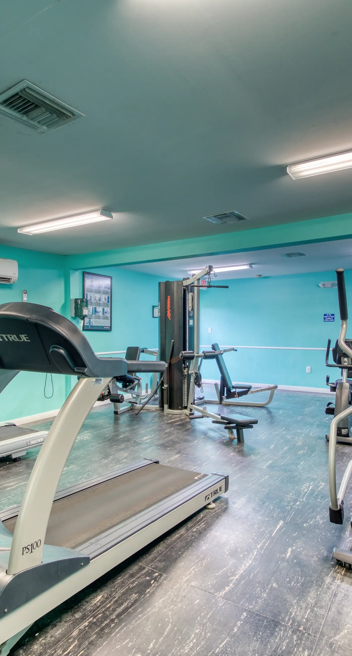 8th-floor beachfront condo w/ fitness center, hot tub, tennis courts, & 3 pools