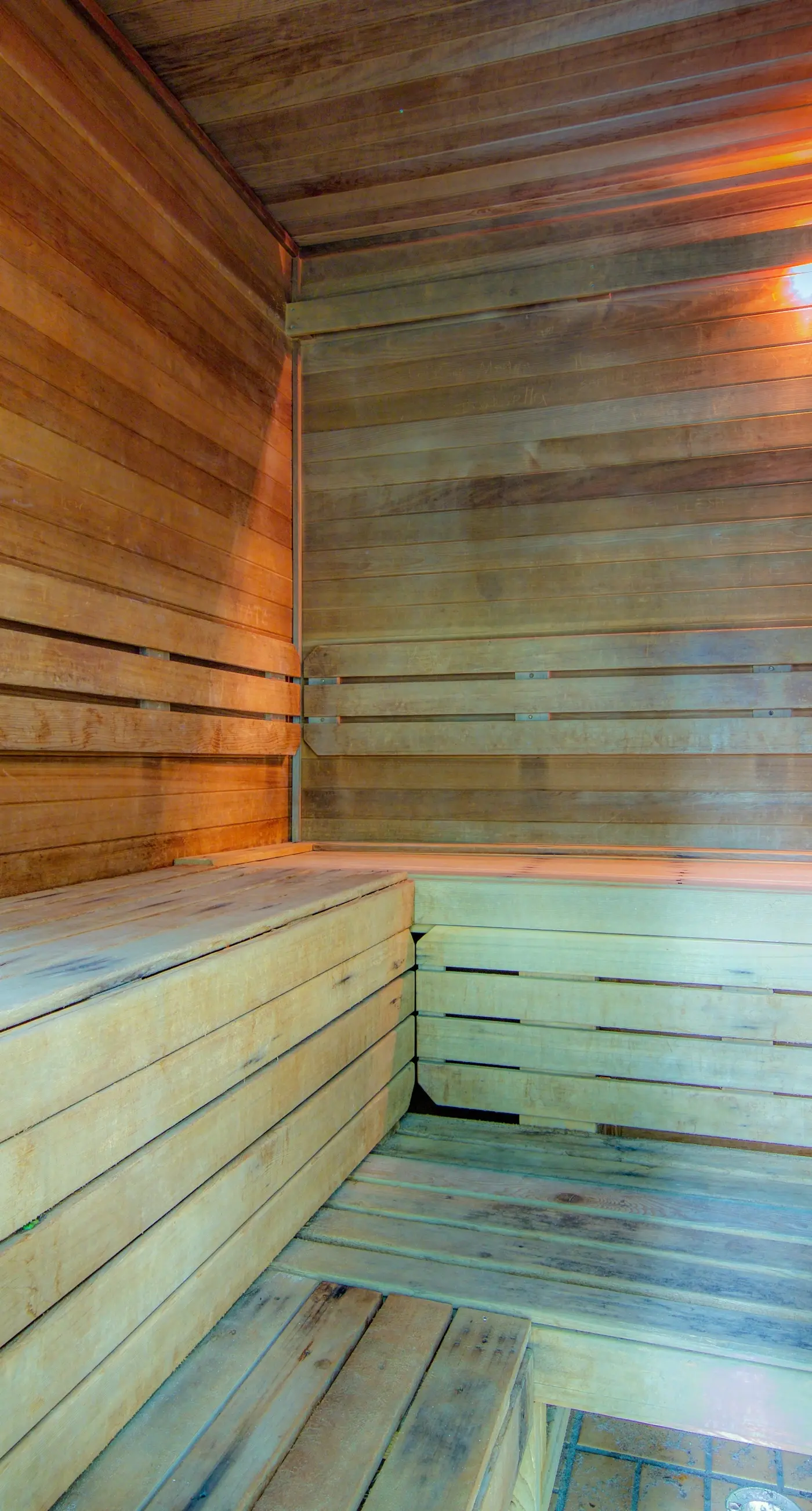 8th-floor beachfront condo w/ fitness center, hot tub, tennis courts, & 3 pools