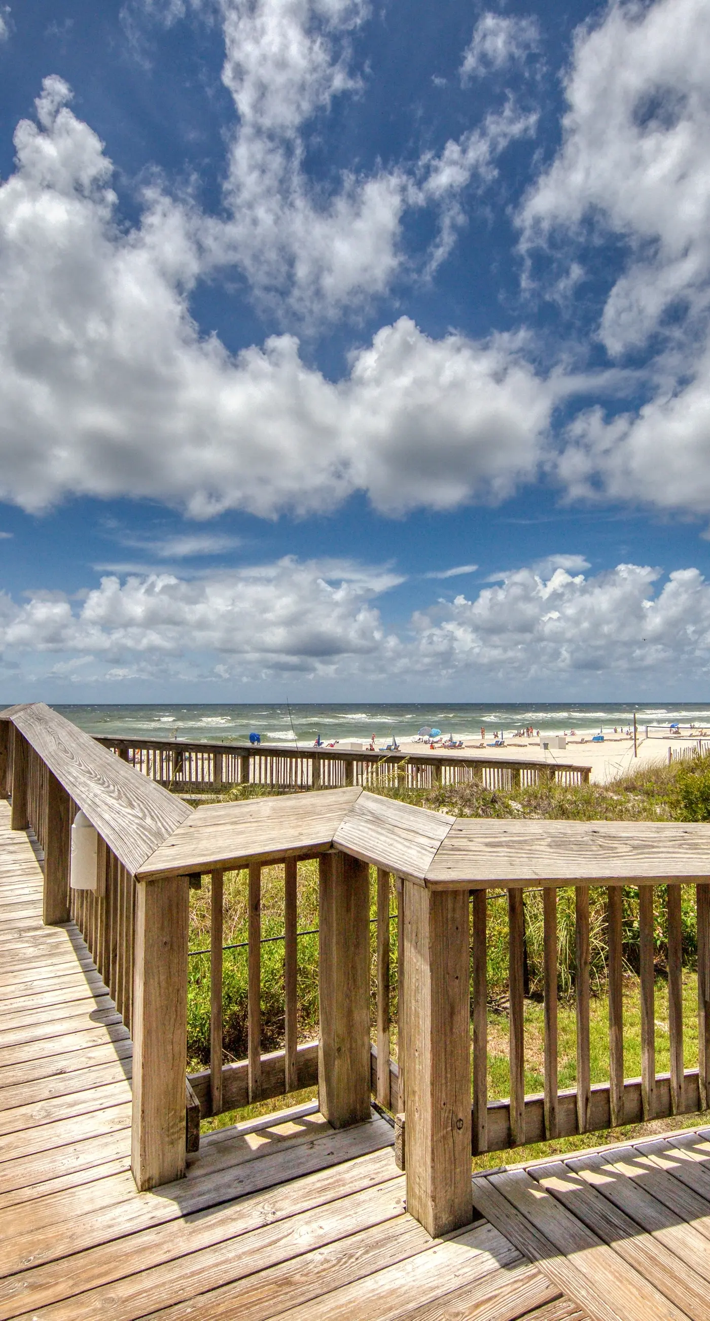 8th-floor beachfront condo w/ fitness center, hot tub, tennis courts, & 3 pools