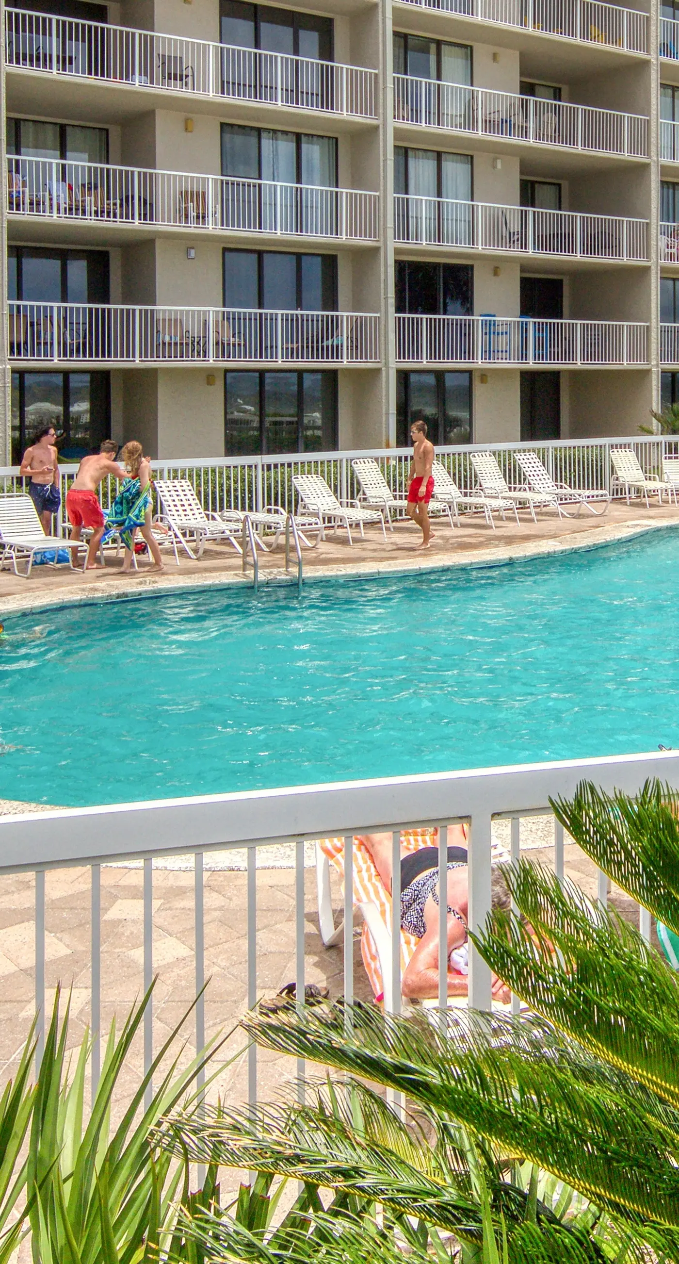 8th-floor beachfront condo w/ fitness center, hot tub, tennis courts, & 3 pools