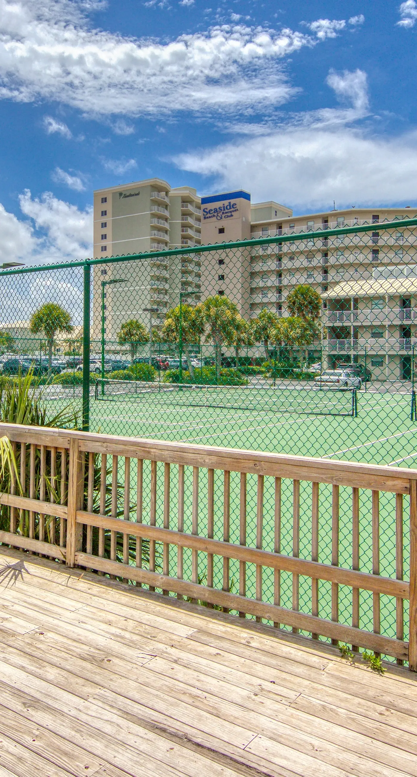 8th-floor beachfront condo w/ fitness center, hot tub, tennis courts, & 3 pools