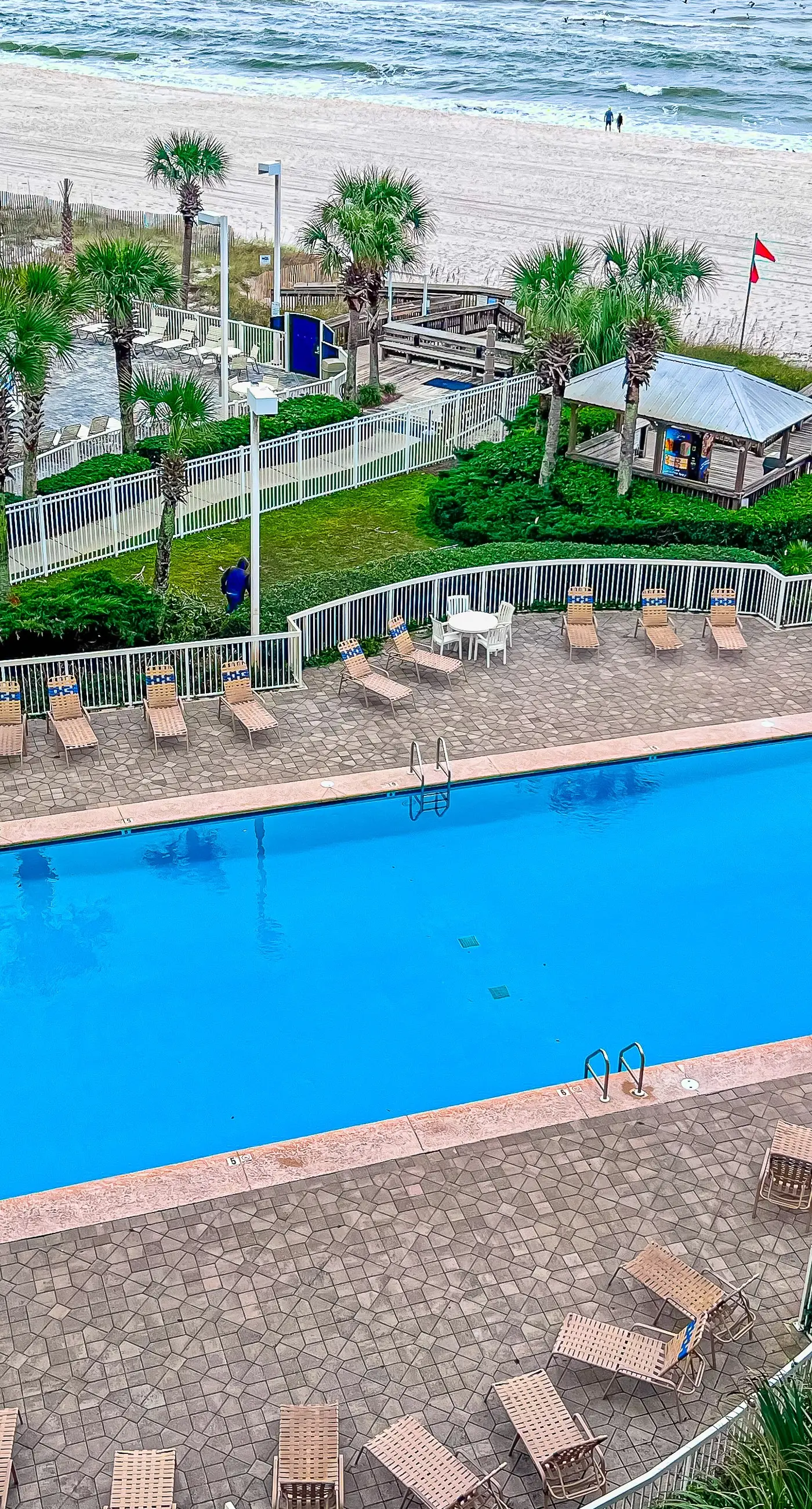 8th-floor beachfront condo w/ fitness center, hot tub, tennis courts, & 3 pools