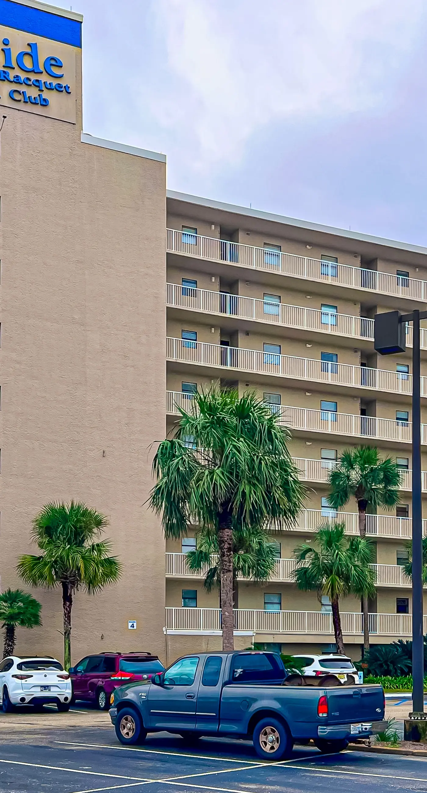 8th-floor beachfront condo w/ fitness center, hot tub, tennis courts, & 3 pools