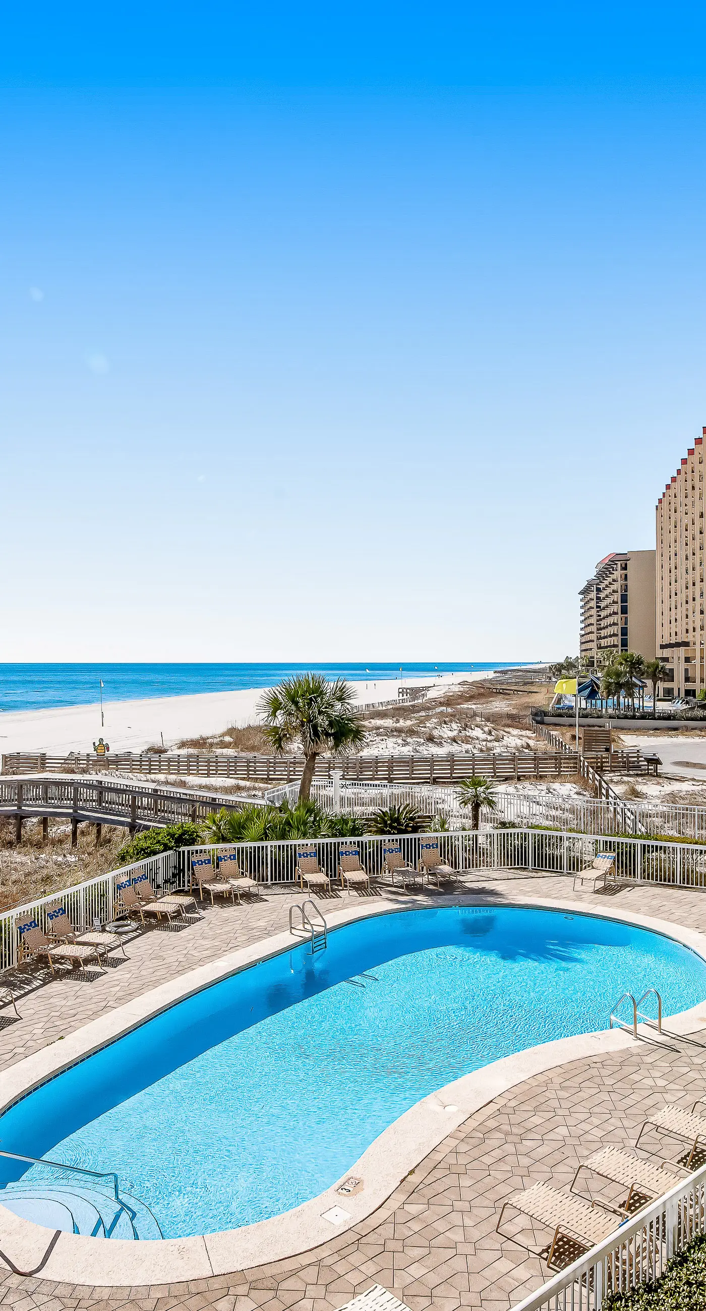 8th-floor beachfront condo w/ fitness center, hot tub, tennis courts, & 3 pools