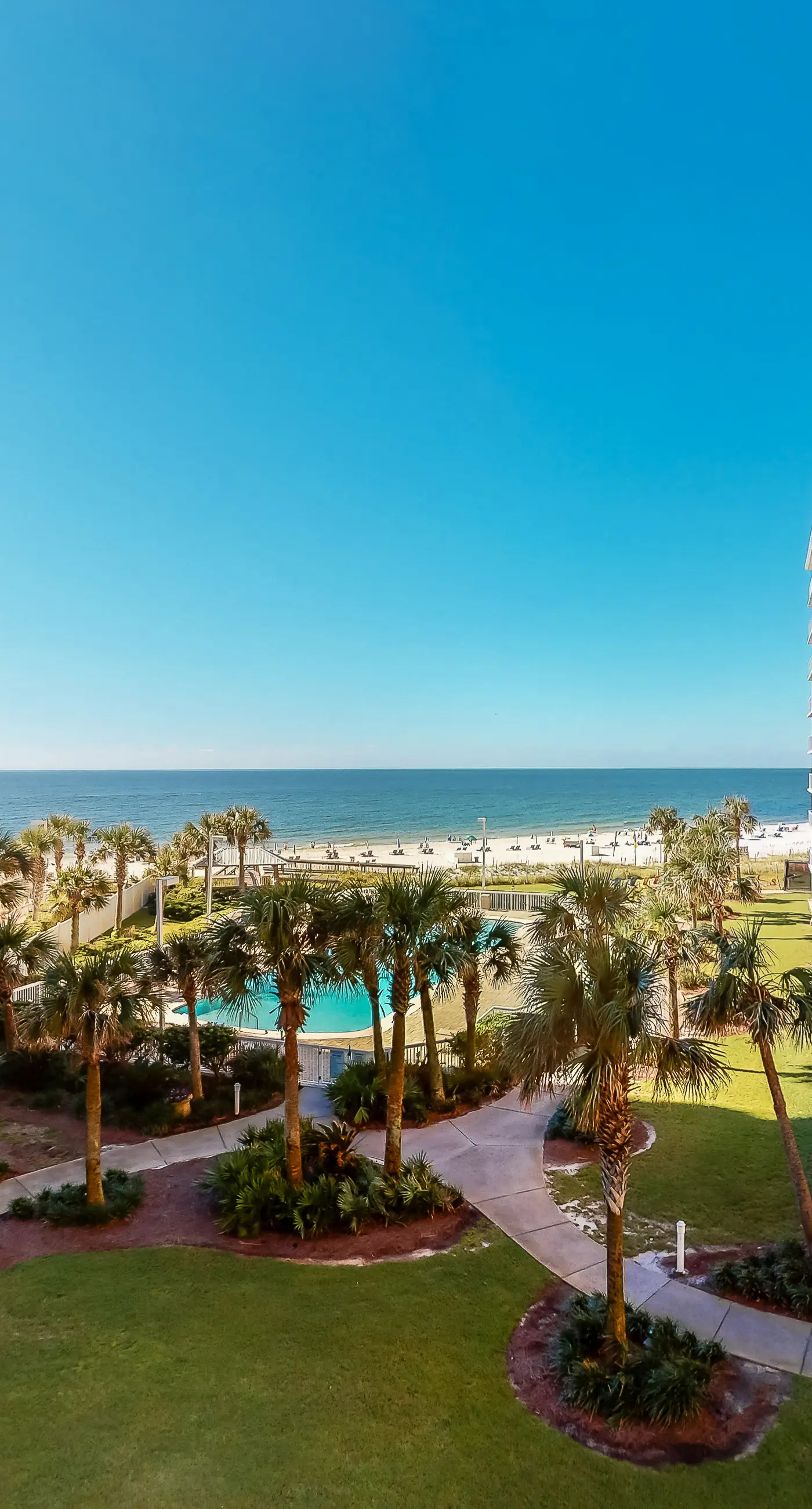 8th-floor beachfront condo w/ fitness center, hot tub, tennis courts, & 3 pools