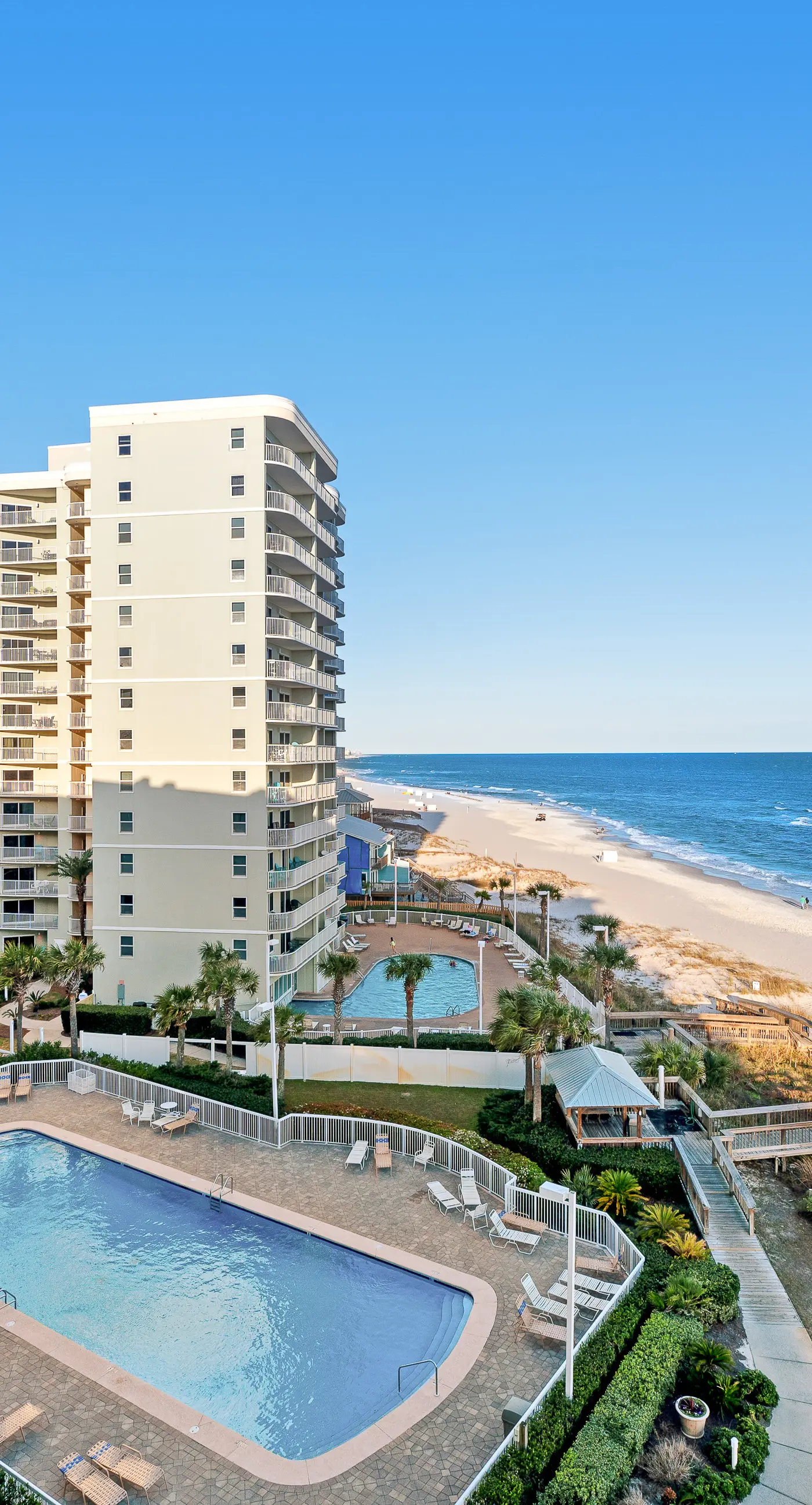 8th-floor beachfront condo w/ fitness center, hot tub, tennis courts, & 3 pools