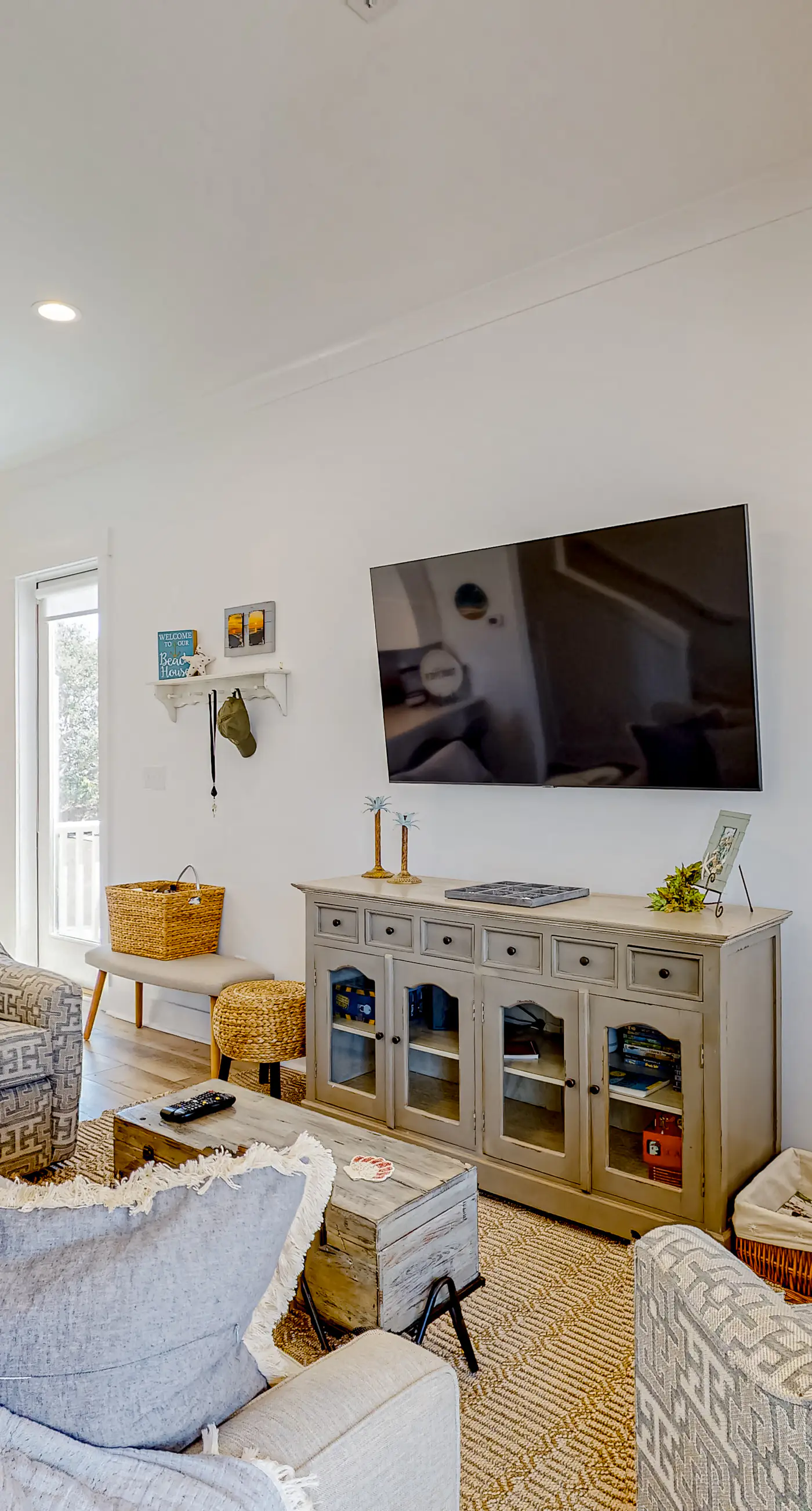 Friendly home with private pool, WiFi, private washer,dryer, and central AC