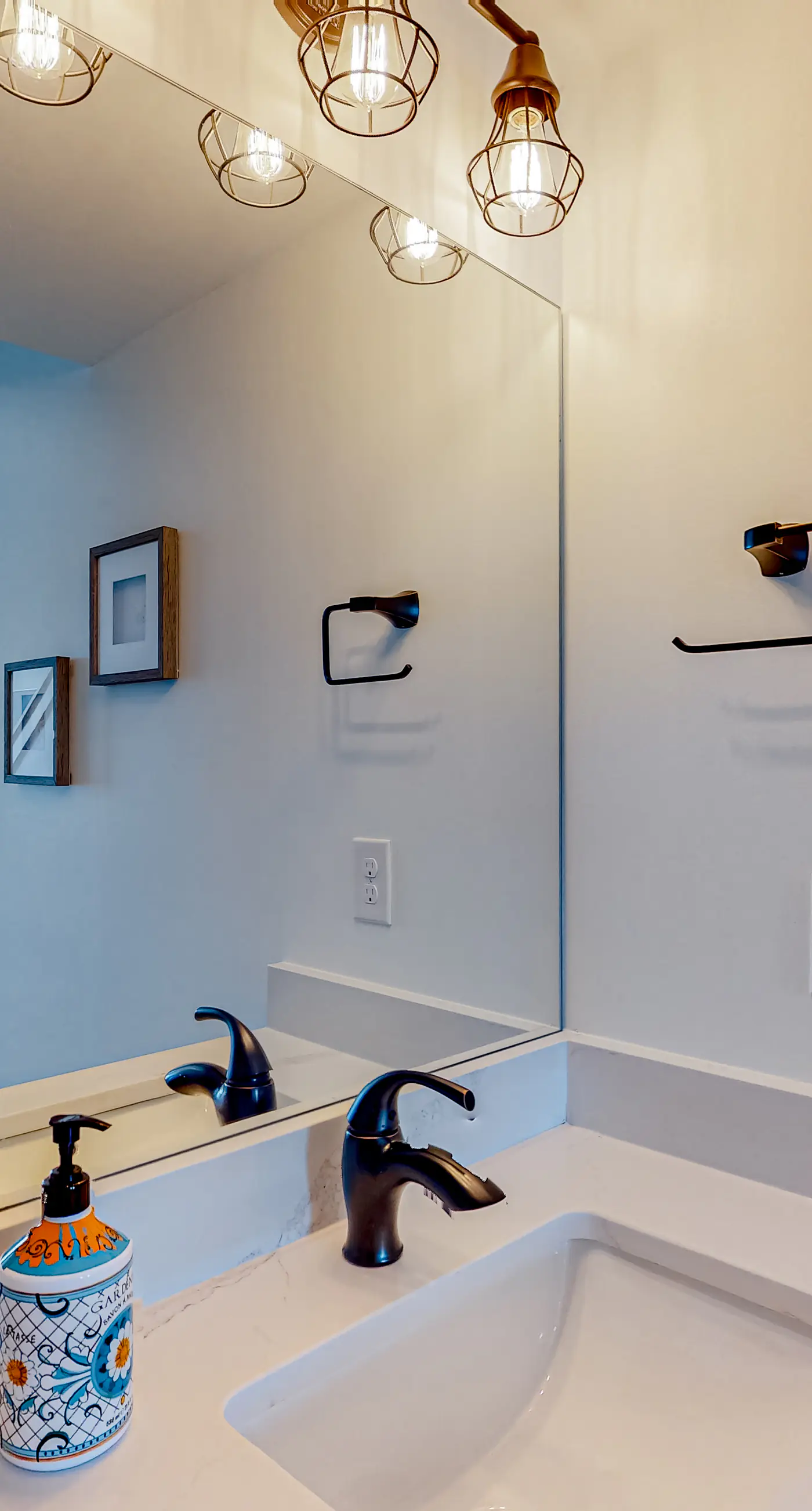 Friendly home with private pool, WiFi, private washer,dryer, and central AC