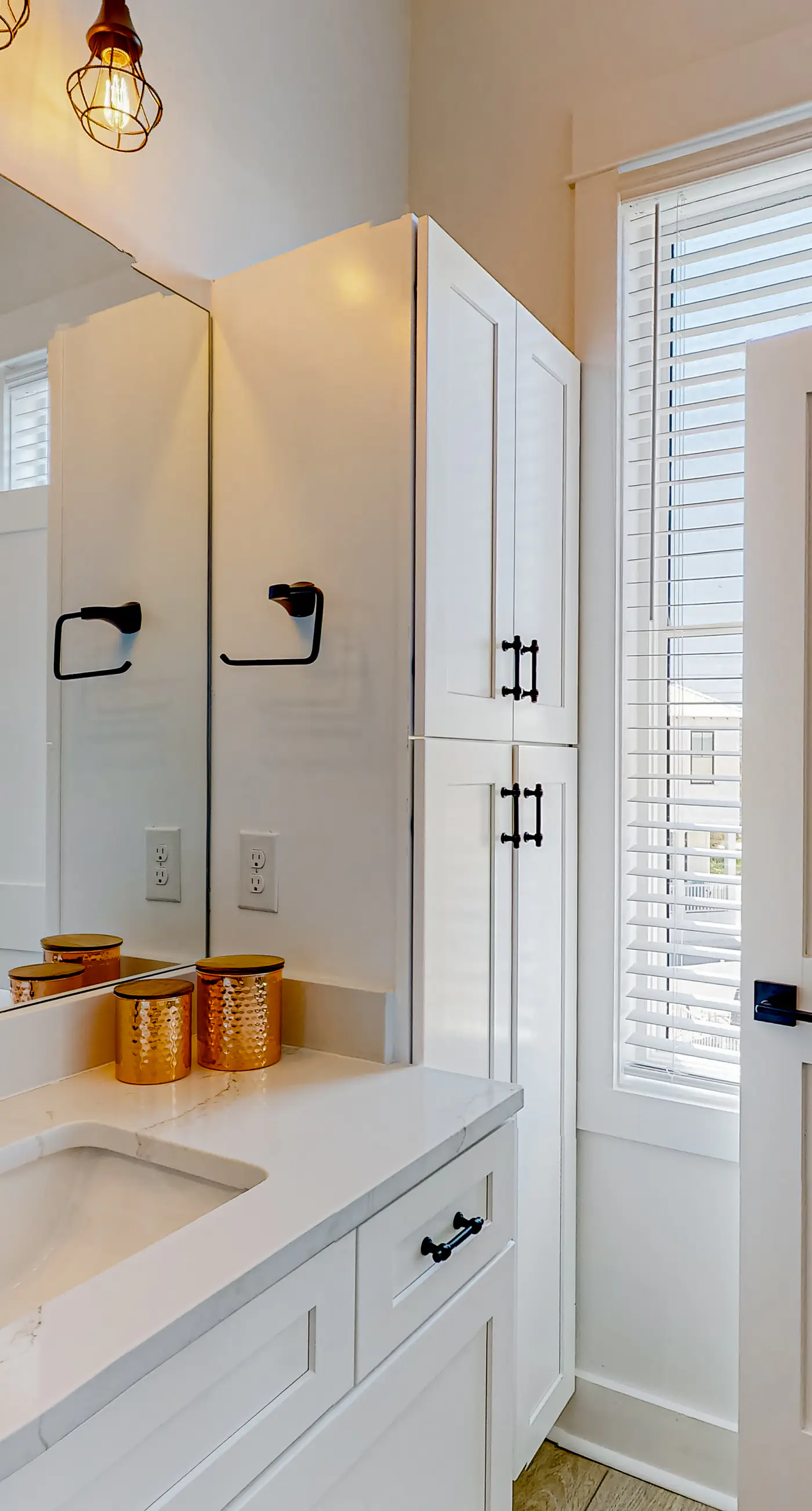 Friendly home with private pool, WiFi, private washer,dryer, and central AC