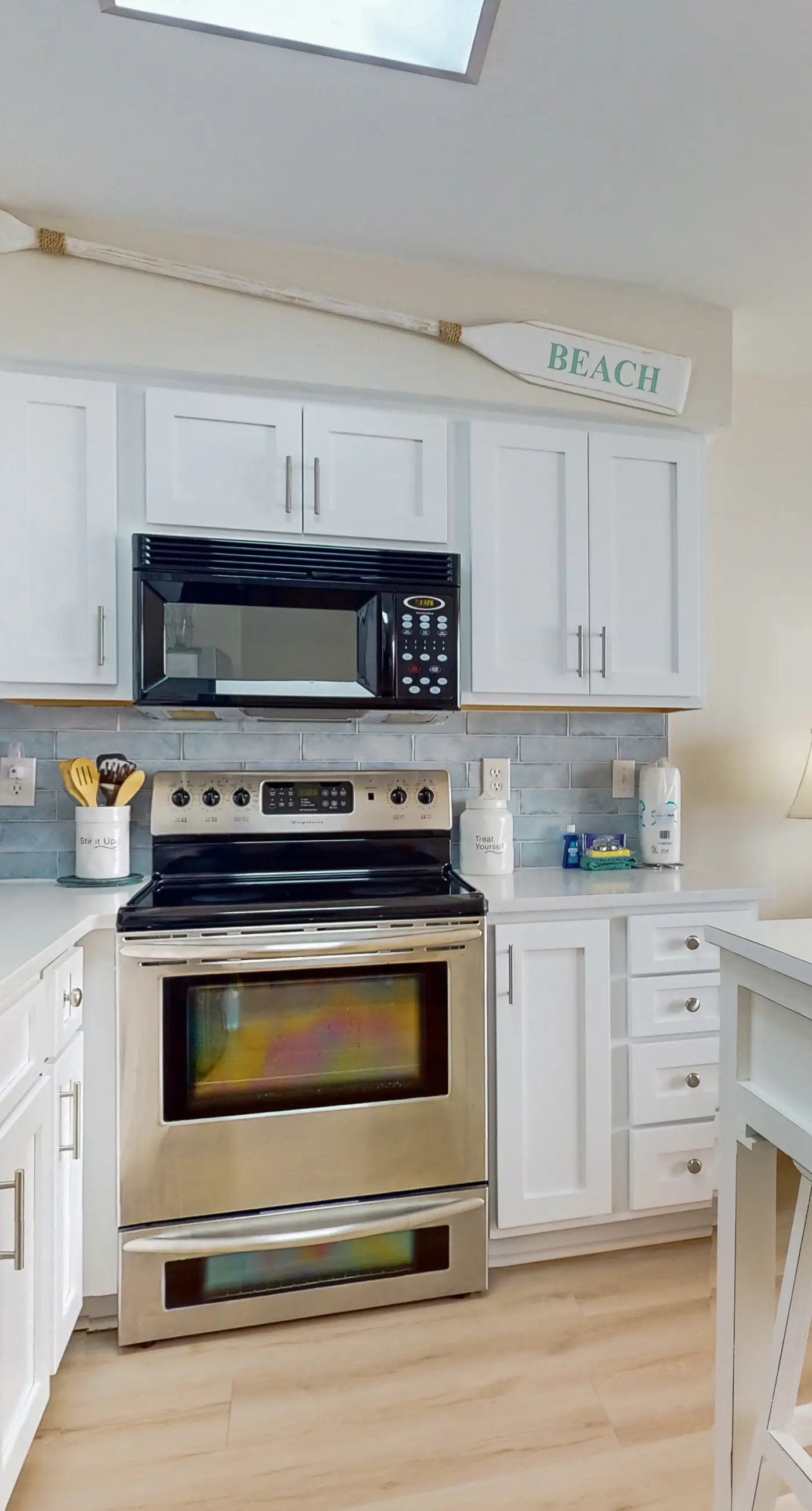 6th-floor remodeled condo w/ Gulf views, beach access, pools, tennis, & BBQ area