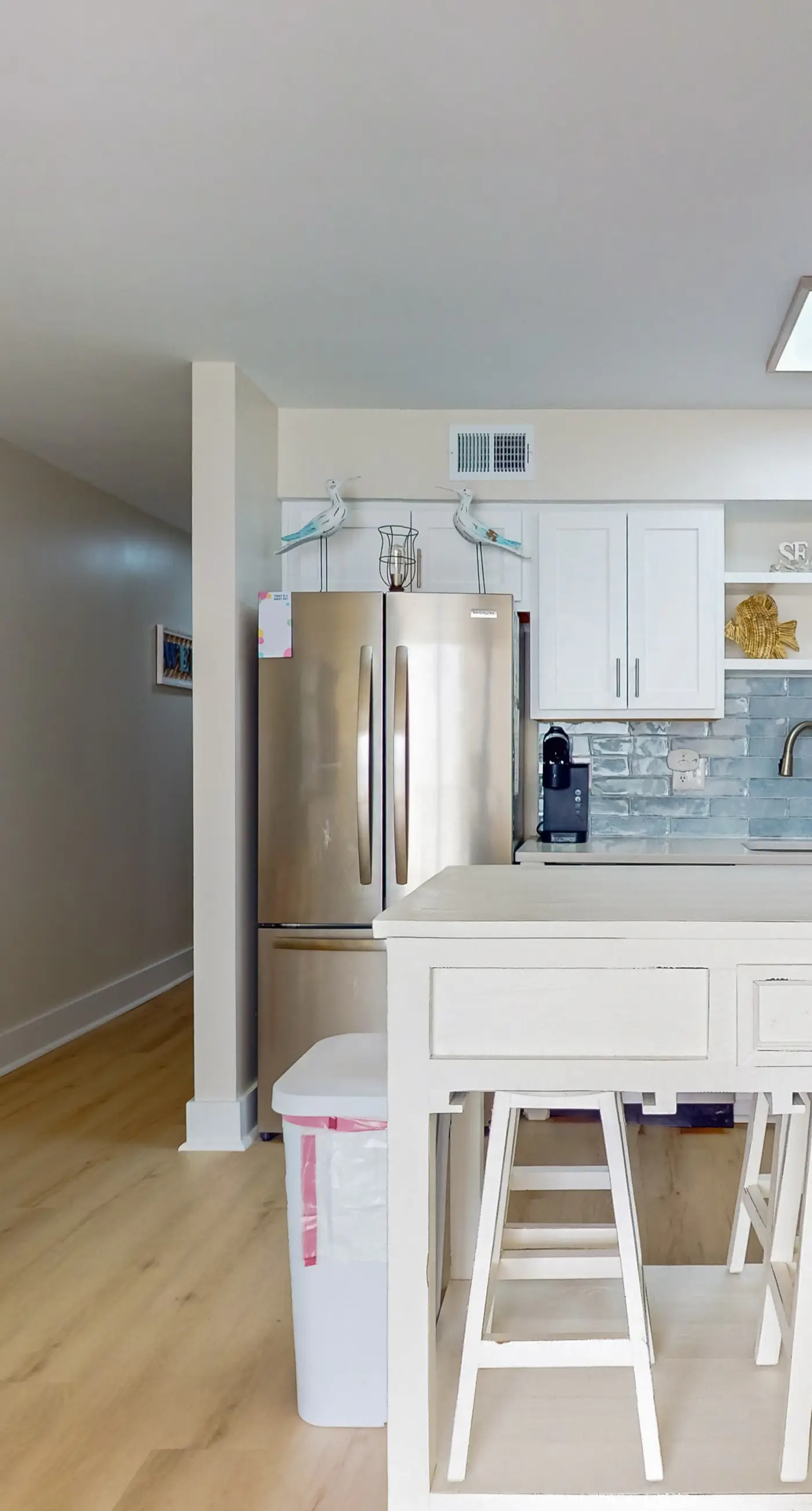 6th-floor remodeled condo w/ Gulf views, beach access, pools, tennis, & BBQ area