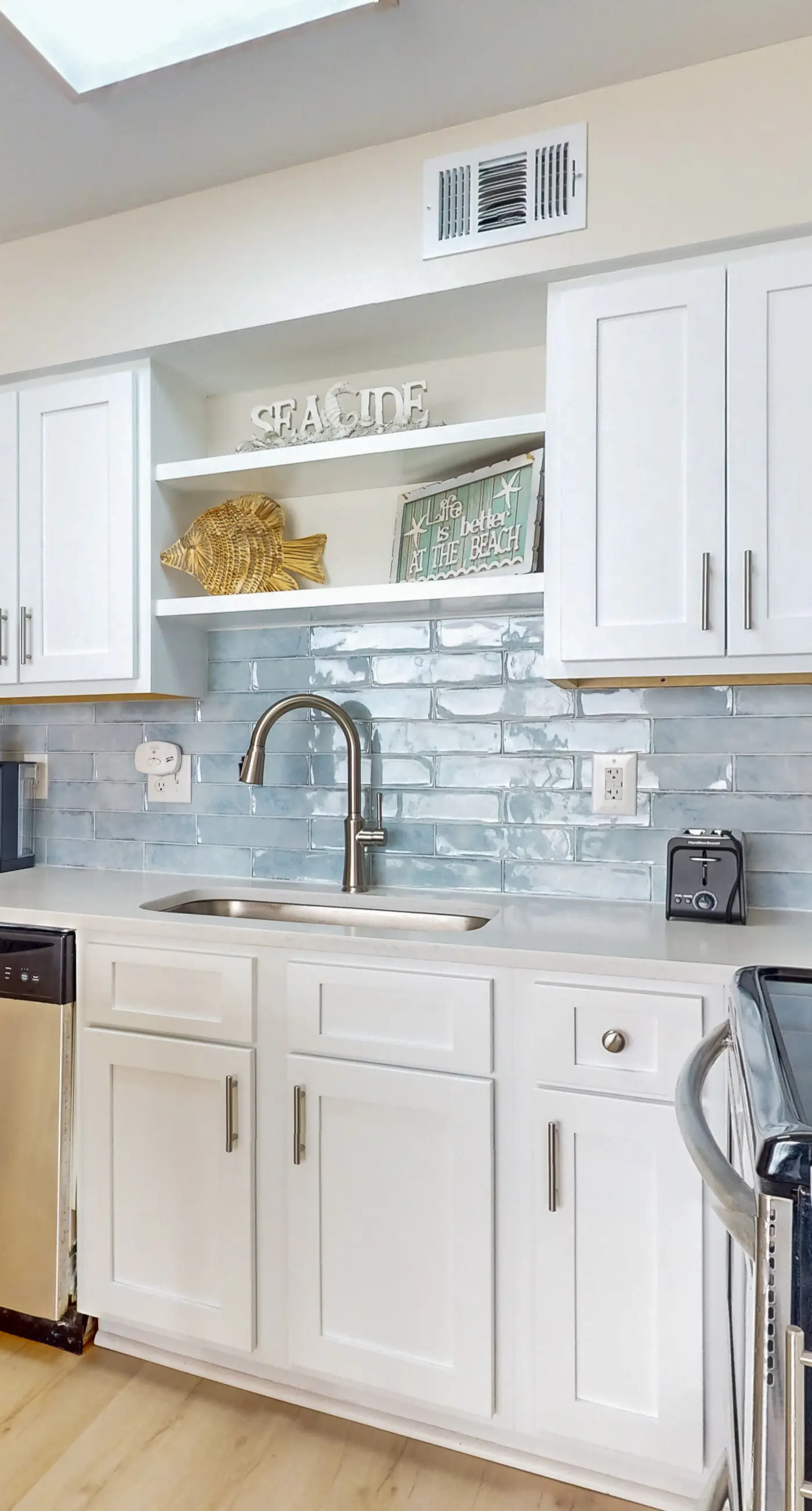 6th-floor remodeled condo w/ Gulf views, beach access, pools, tennis, & BBQ area