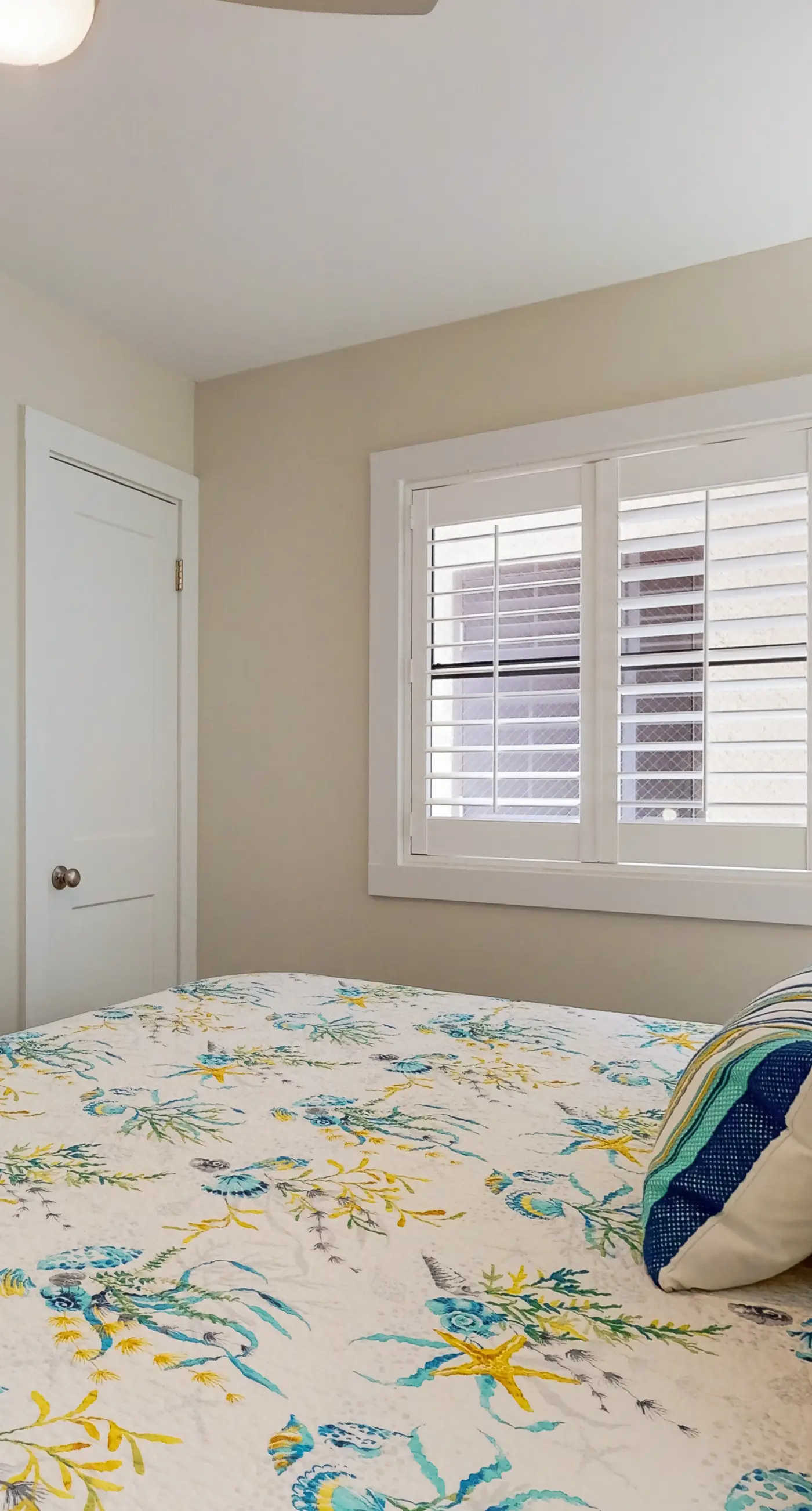 6th-floor remodeled condo w/ Gulf views, beach access, pools, tennis, & BBQ area