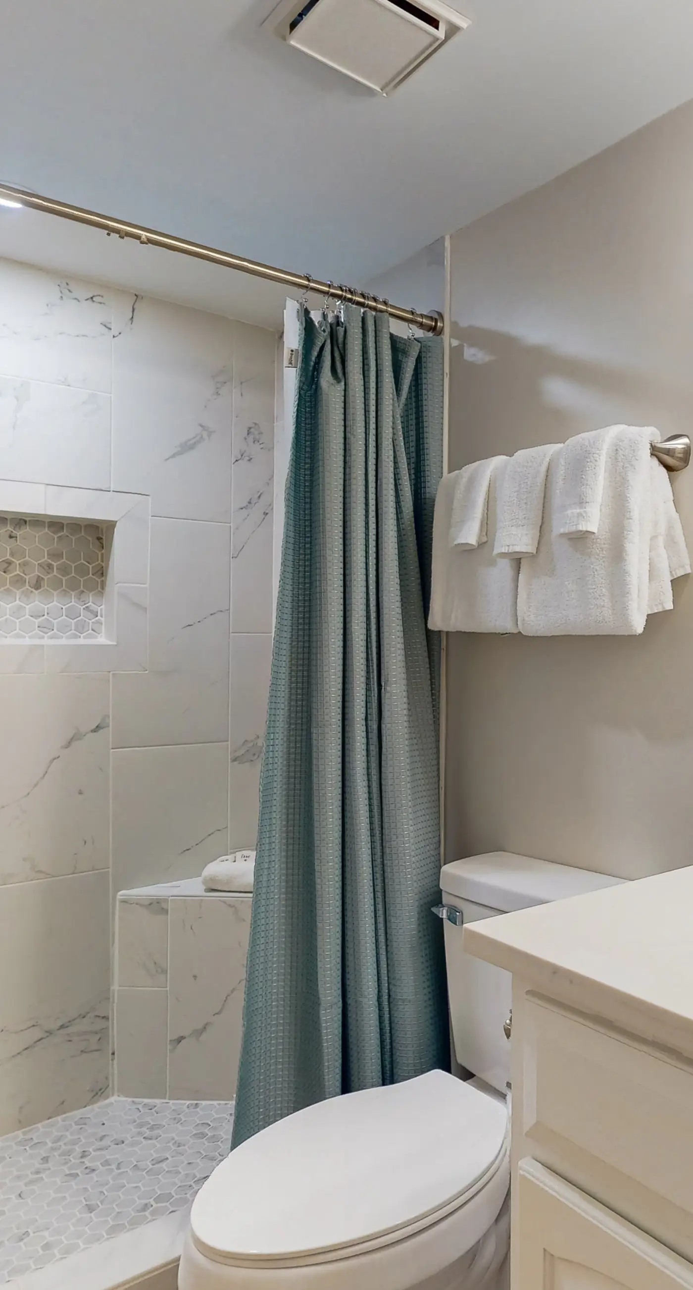 6th-floor remodeled condo w/ Gulf views, beach access, pools, tennis, & BBQ area