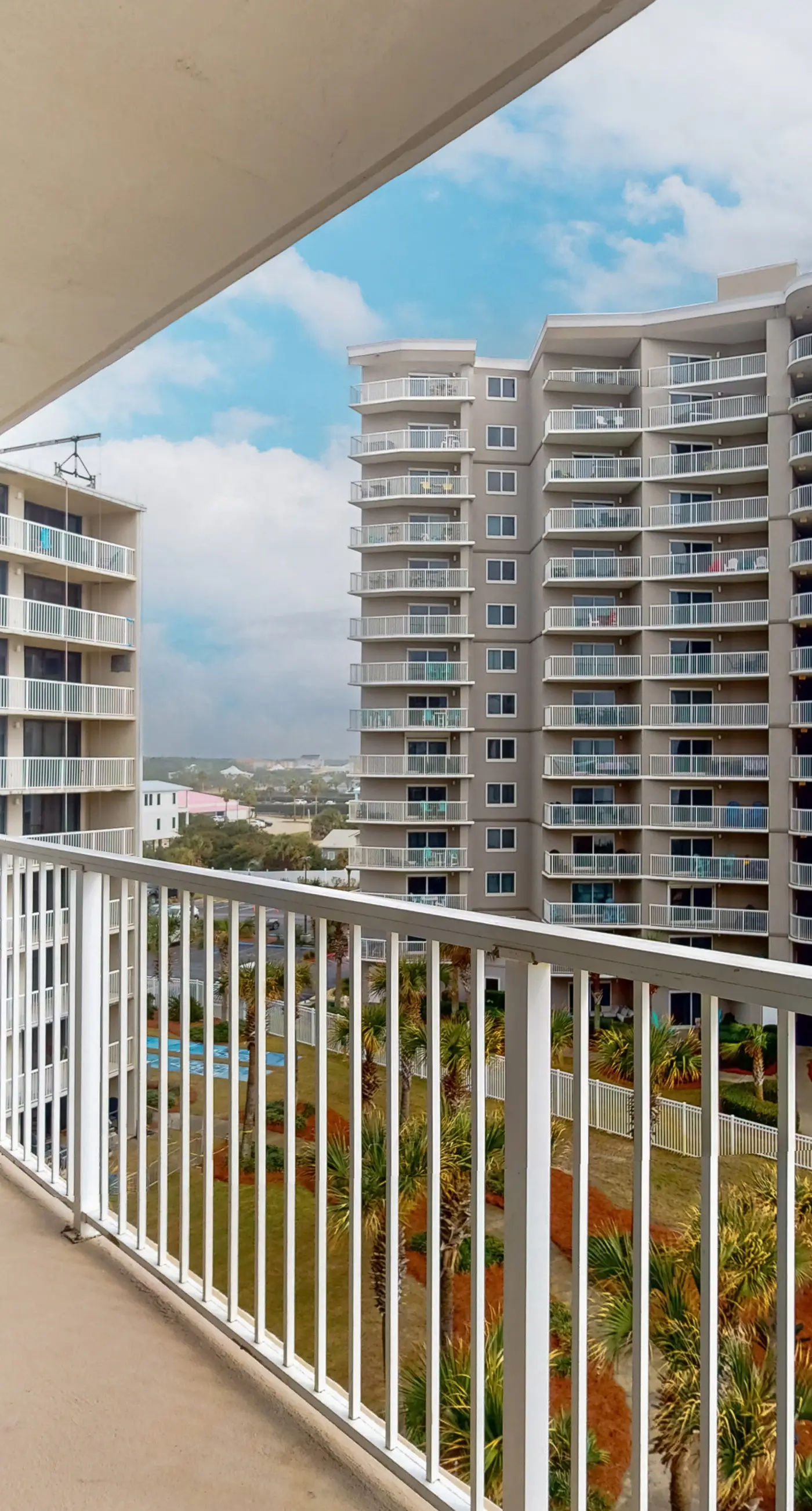 6th-floor remodeled condo w/ Gulf views, beach access, pools, tennis, & BBQ area