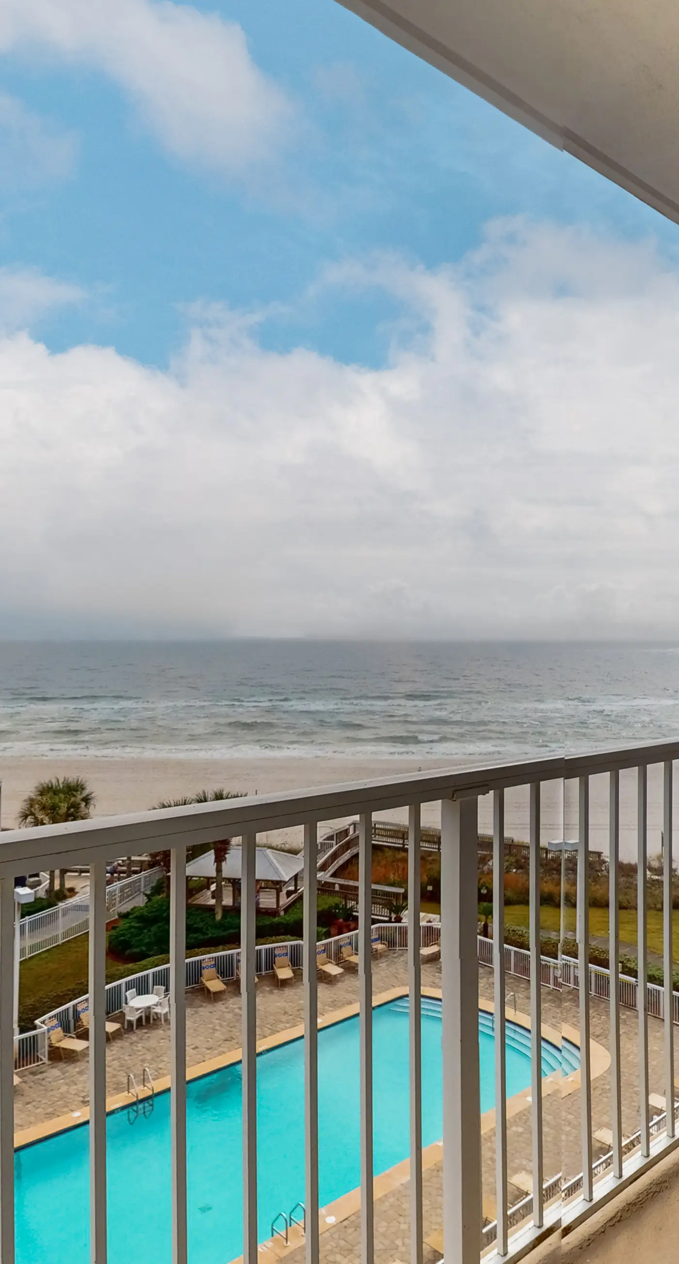 6th-floor remodeled condo w/ Gulf views, beach access, pools, tennis, & BBQ area