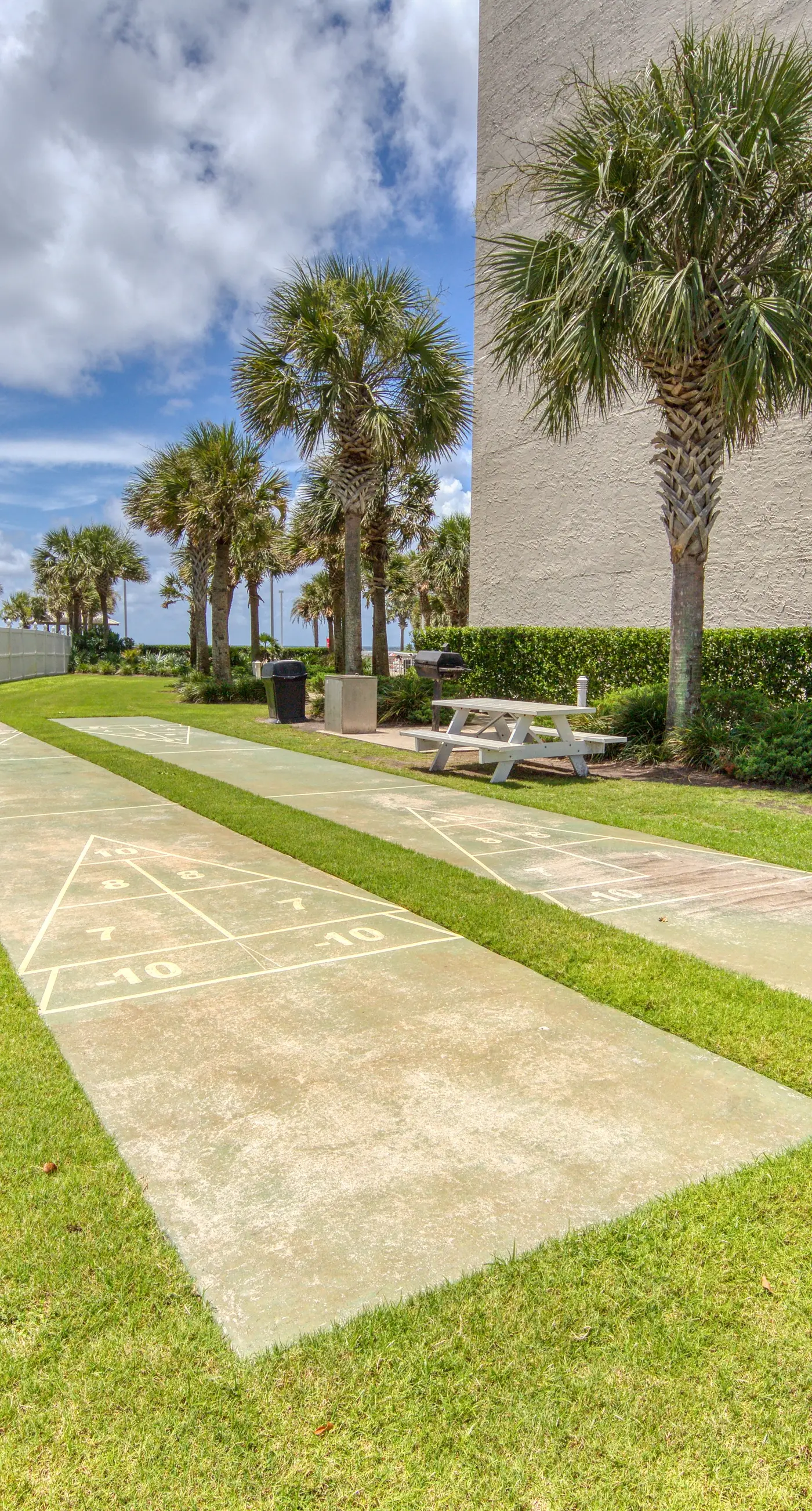 6th-floor remodeled condo w/ Gulf views, beach access, pools, tennis, & BBQ area