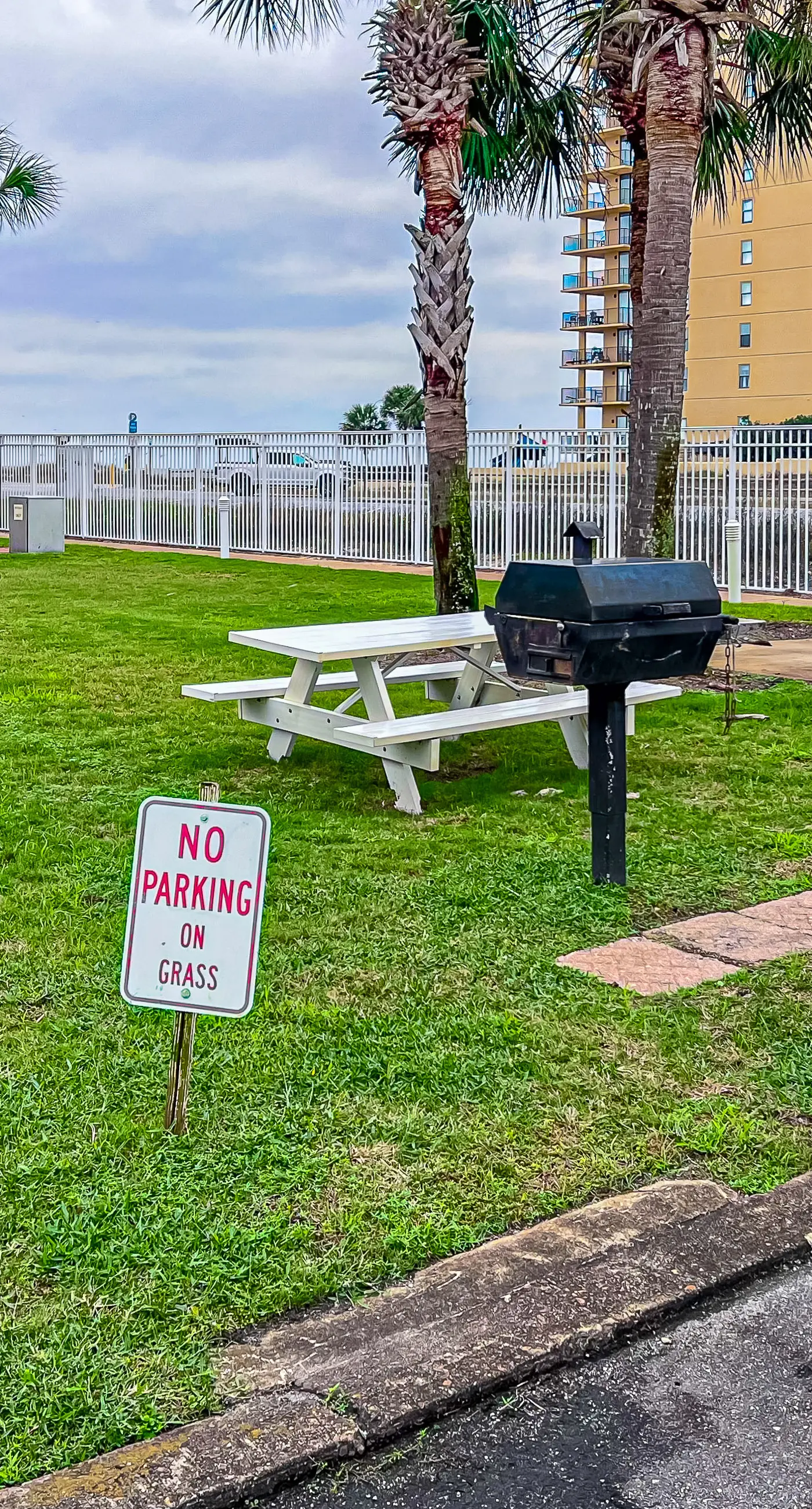 6th-floor remodeled condo w/ Gulf views, beach access, pools, tennis, & BBQ area