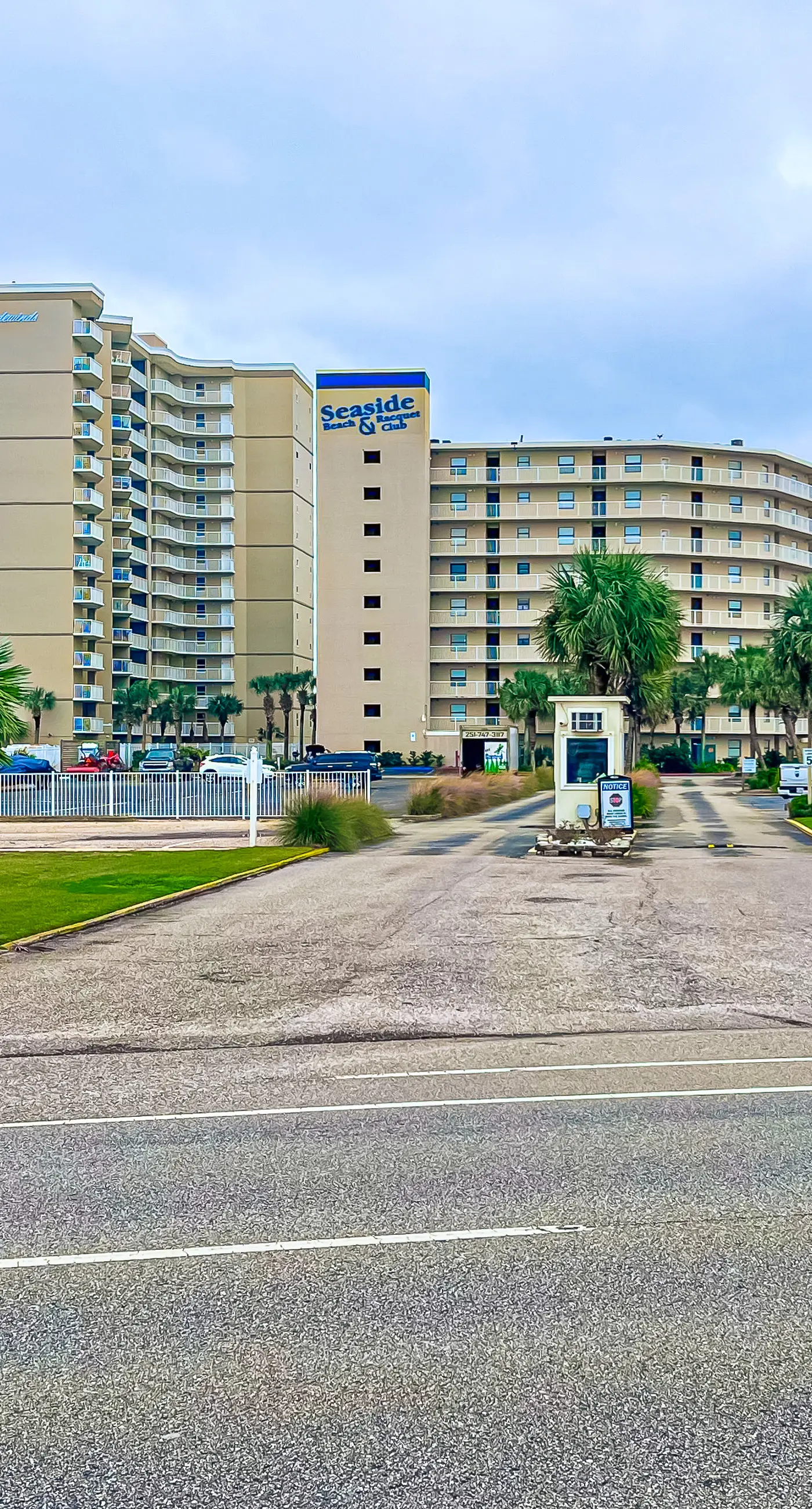 6th-floor remodeled condo w/ Gulf views, beach access, pools, tennis, & BBQ area