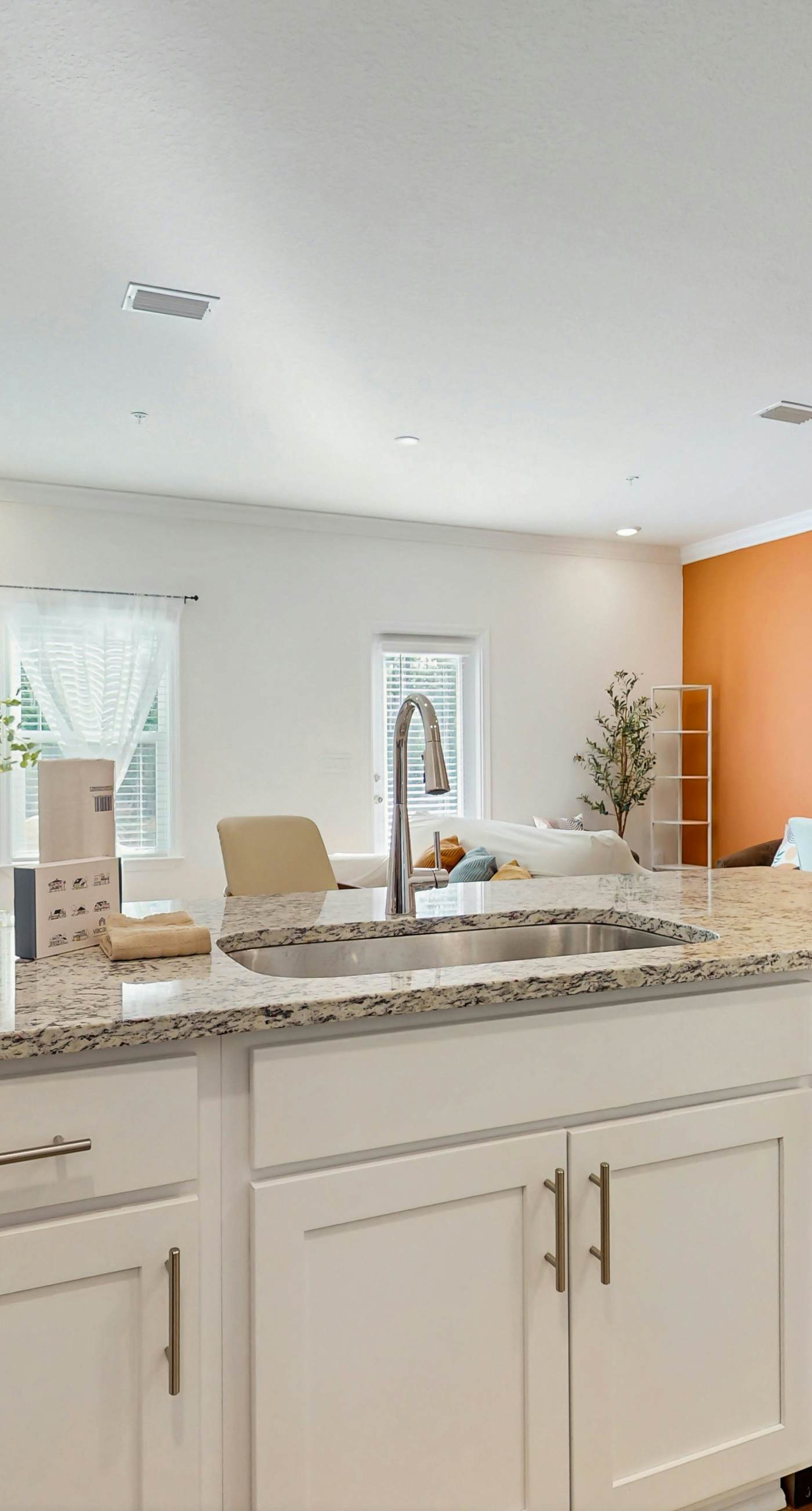 Dog friendly home near the Wharf with internet and free parking