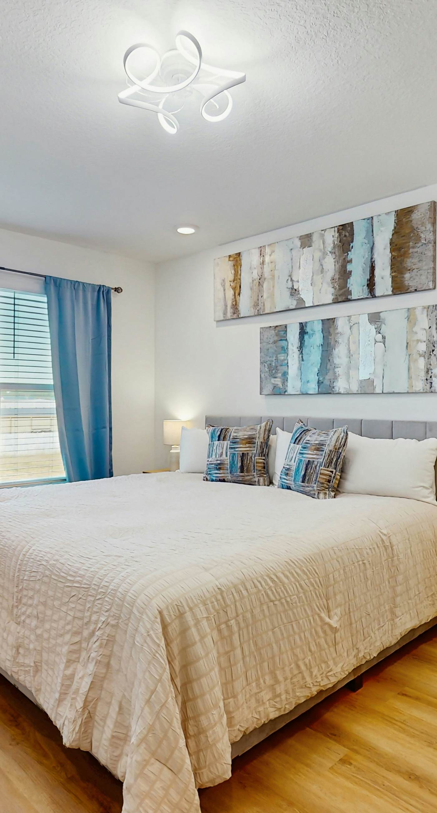 Dog friendly home near the Wharf with internet and free parking