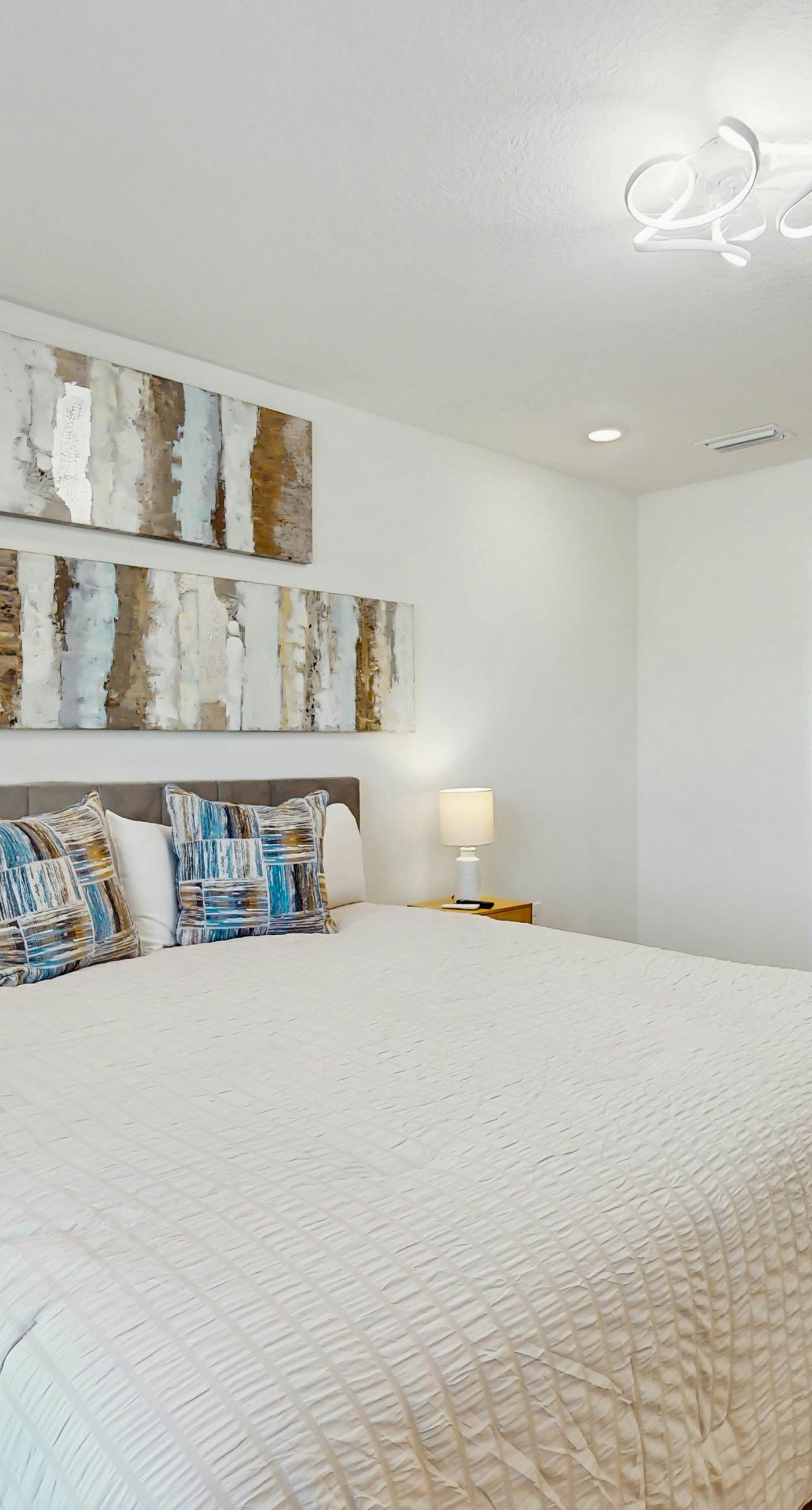 Dog friendly home near the Wharf with internet and free parking