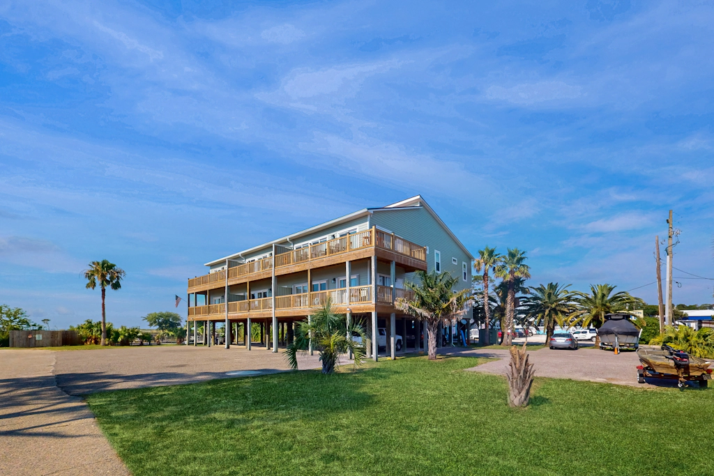 Dog-friendly condo w/ views of the bayou, shared pool - close to the bayou