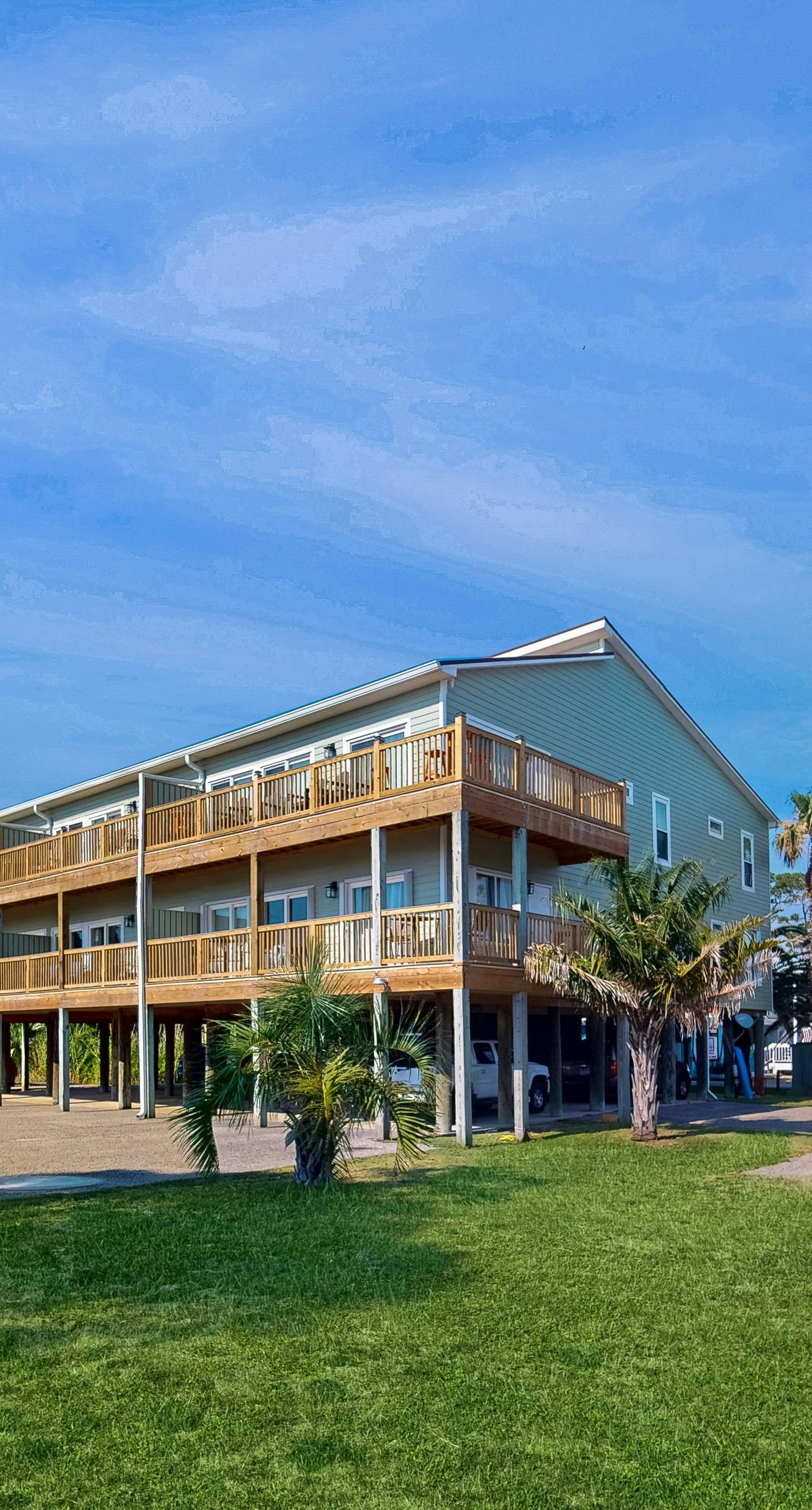 Dog-friendly condo w/ views of the bayou, shared pool - close to the bayou