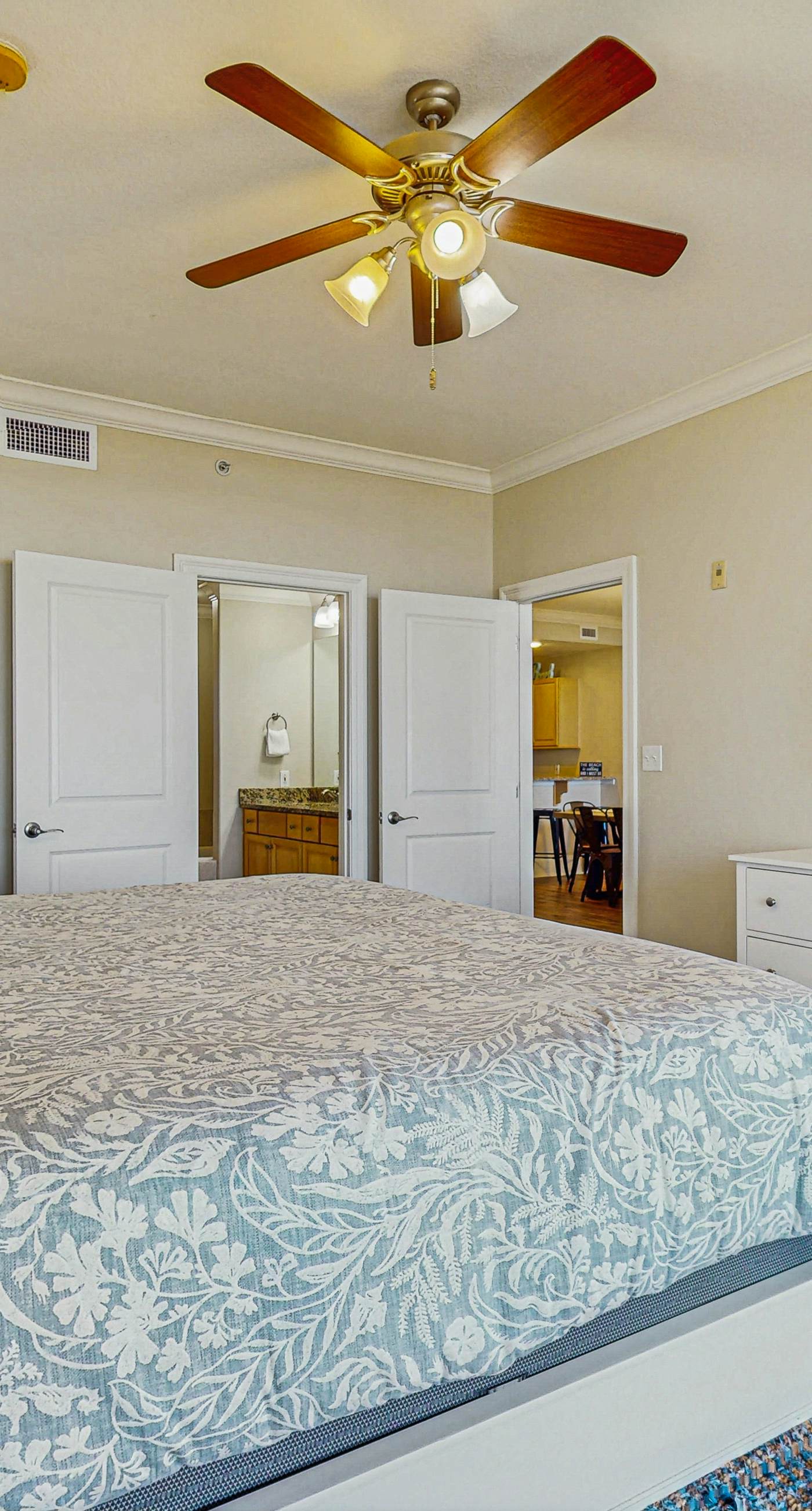 Lovely Gulf front condo w/shared sauna, hot tub, indoor pool, & stunning views