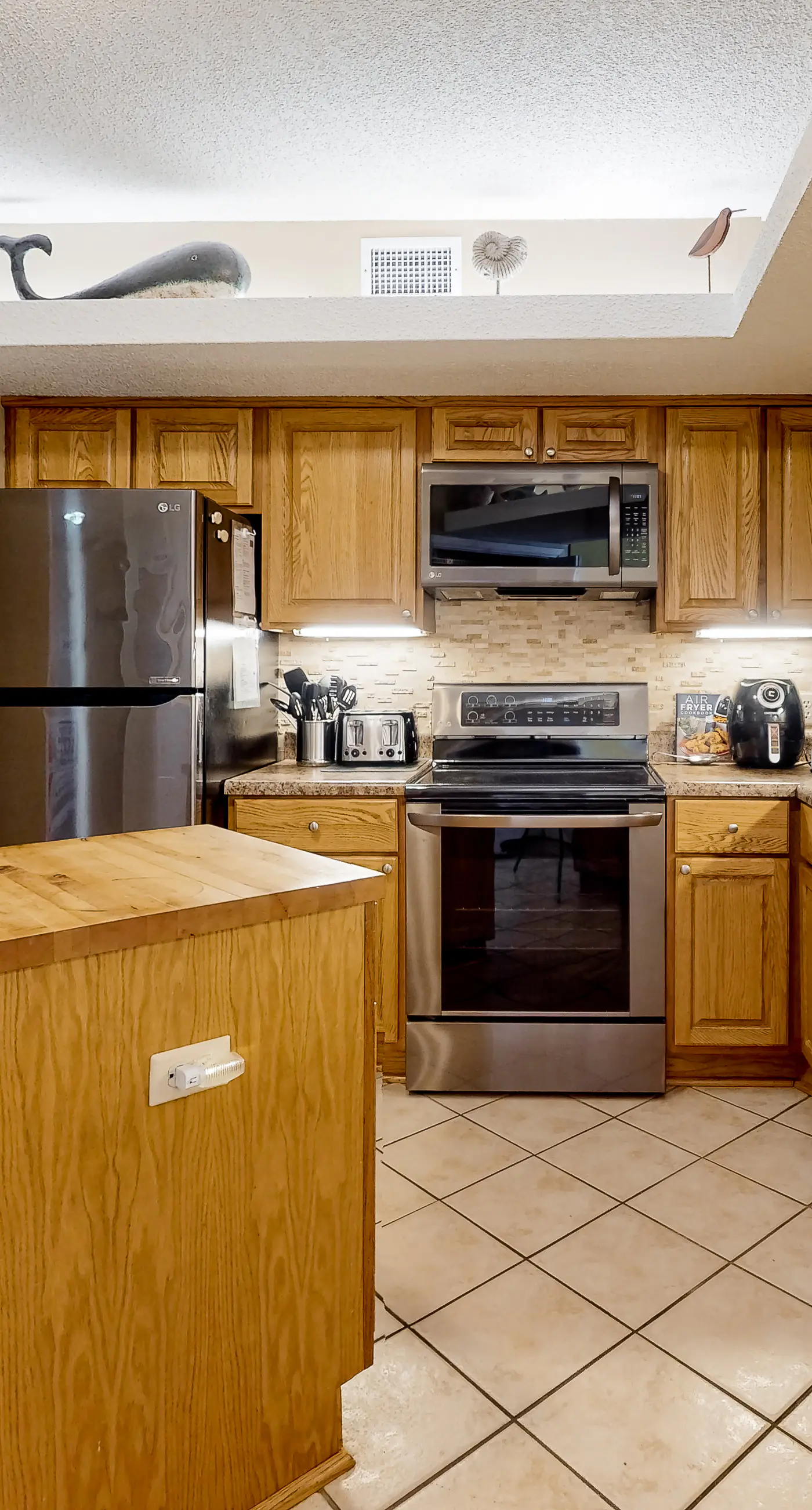 Gulf-front getaway with pool, hot tub, athletic courts & central AC