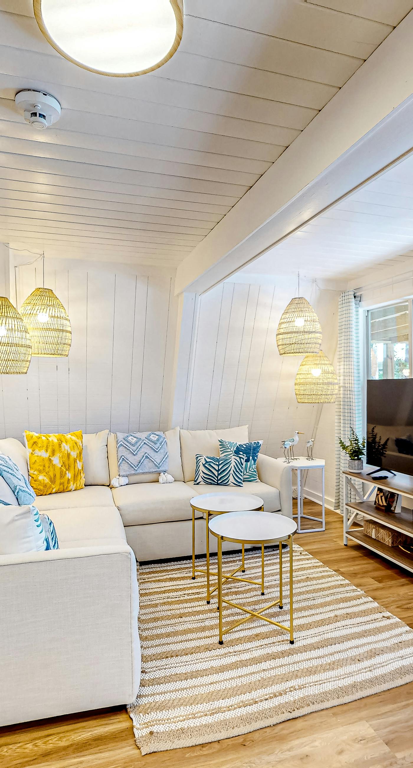 Charming A-frame with whimsical decor, WiFi, decks, sunroom, W&D, & AC - dogs OK