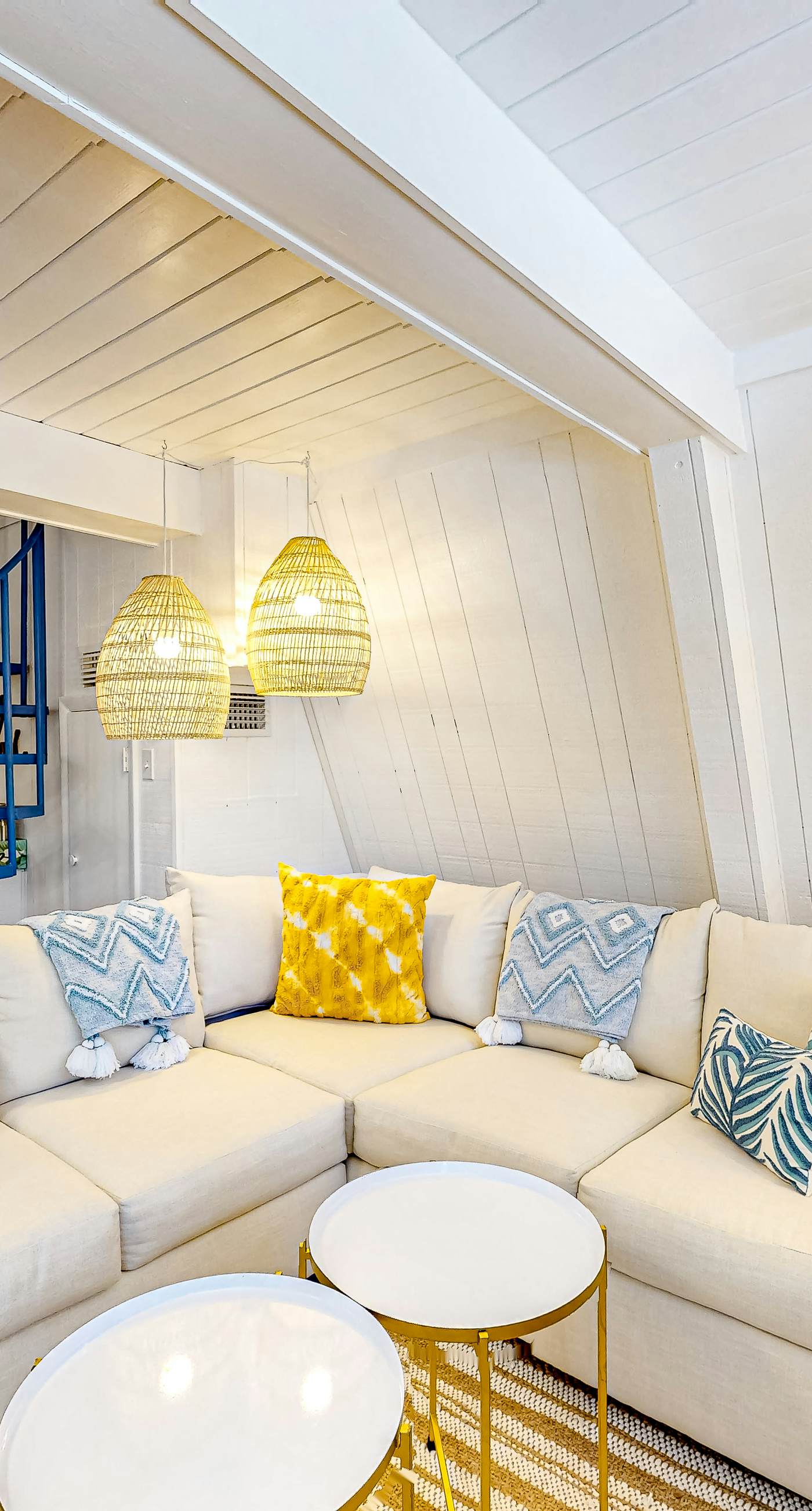 Charming A-frame with whimsical decor, WiFi, decks, sunroom, W&D, & AC - dogs OK