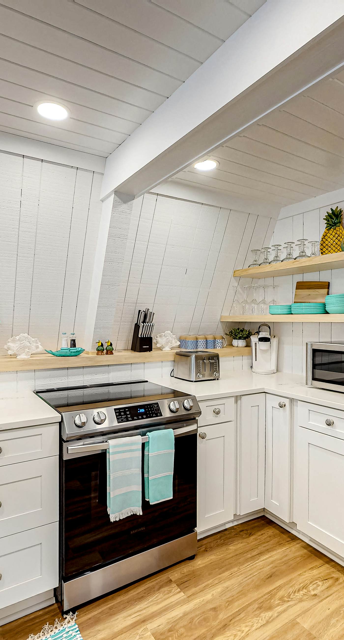 Charming A-frame with whimsical decor, WiFi, decks, sunroom, W&D, & AC - dogs OK