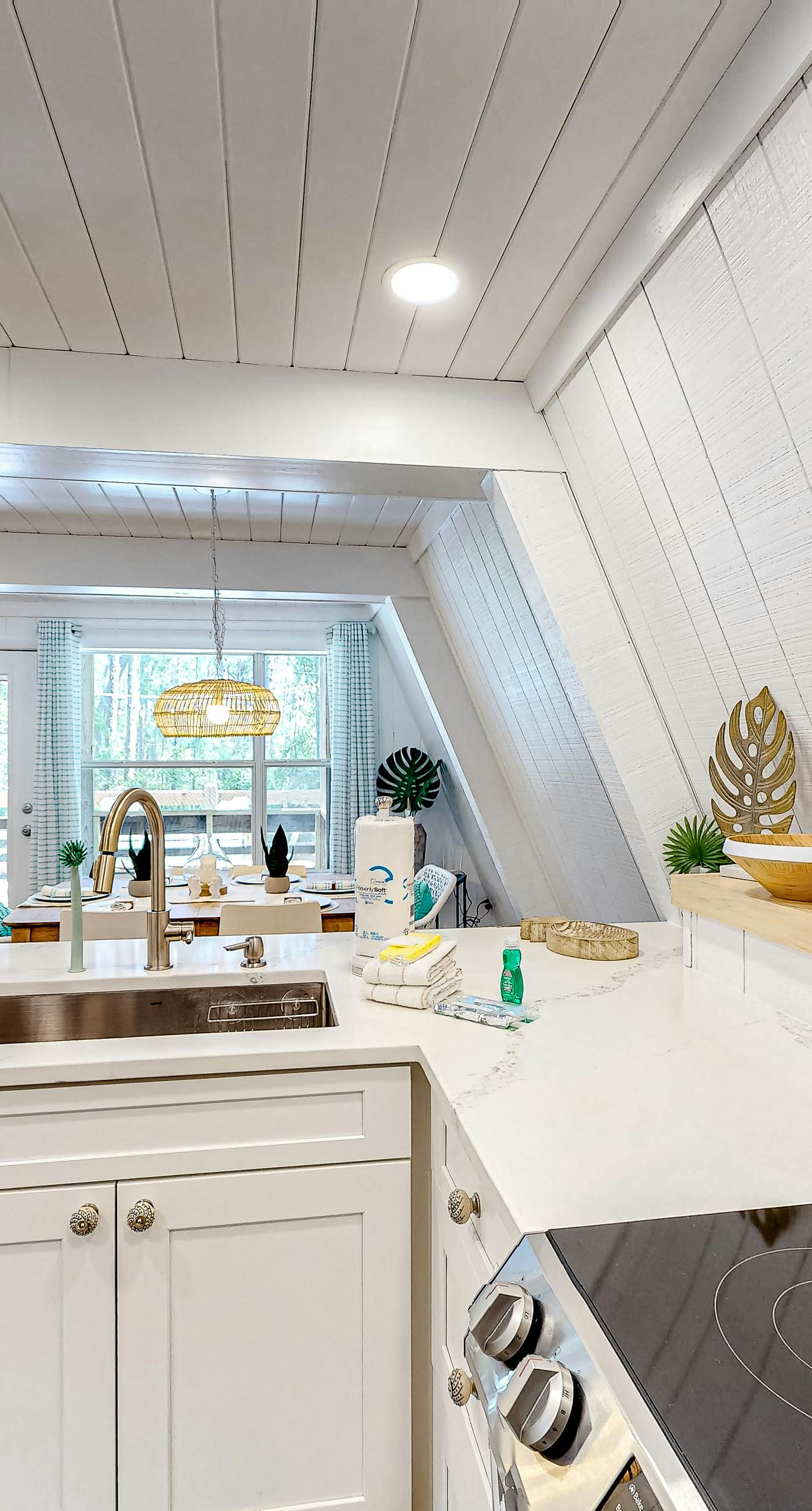 Charming A-frame with whimsical decor, WiFi, decks, sunroom, W&D, & AC - dogs OK