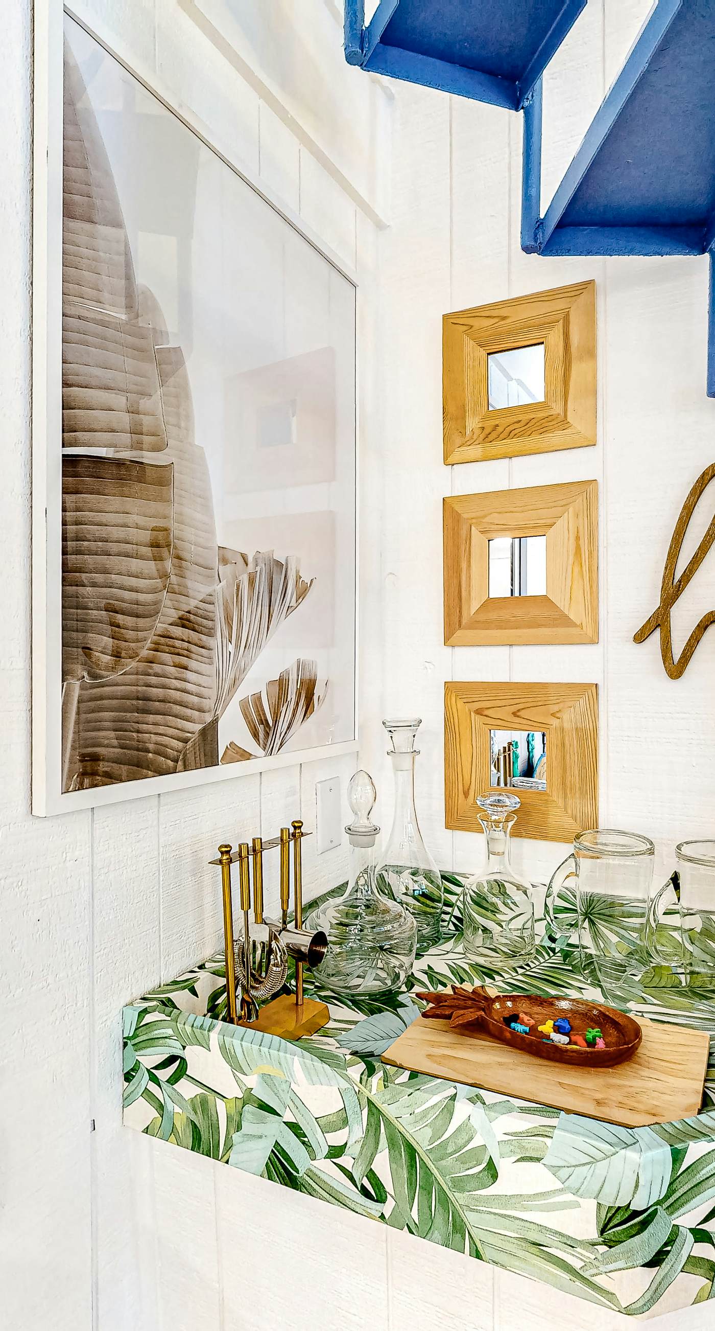 Charming A-frame with whimsical decor, WiFi, decks, sunroom, W&D, & AC - dogs OK