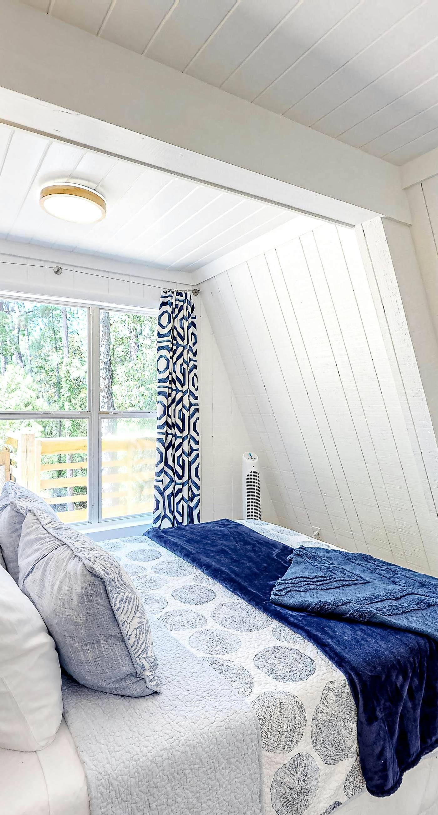 Charming A-frame with whimsical decor, WiFi, decks, sunroom, W&D, & AC - dogs OK