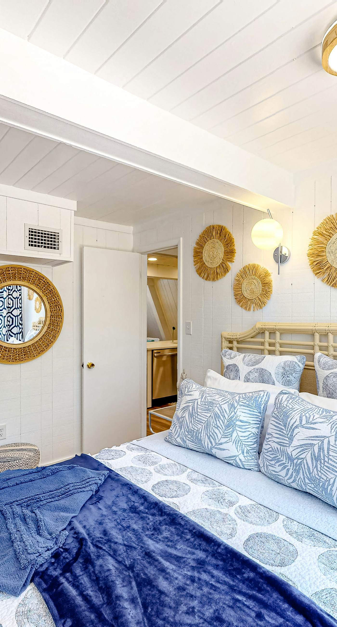 Charming A-frame with whimsical decor, WiFi, decks, sunroom, W&D, & AC - dogs OK