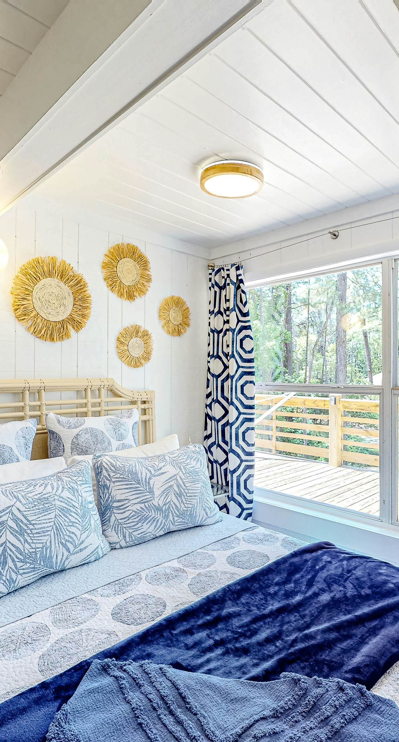 Charming A-frame with whimsical decor, WiFi, decks, sunroom, W&D, & AC - dogs OK