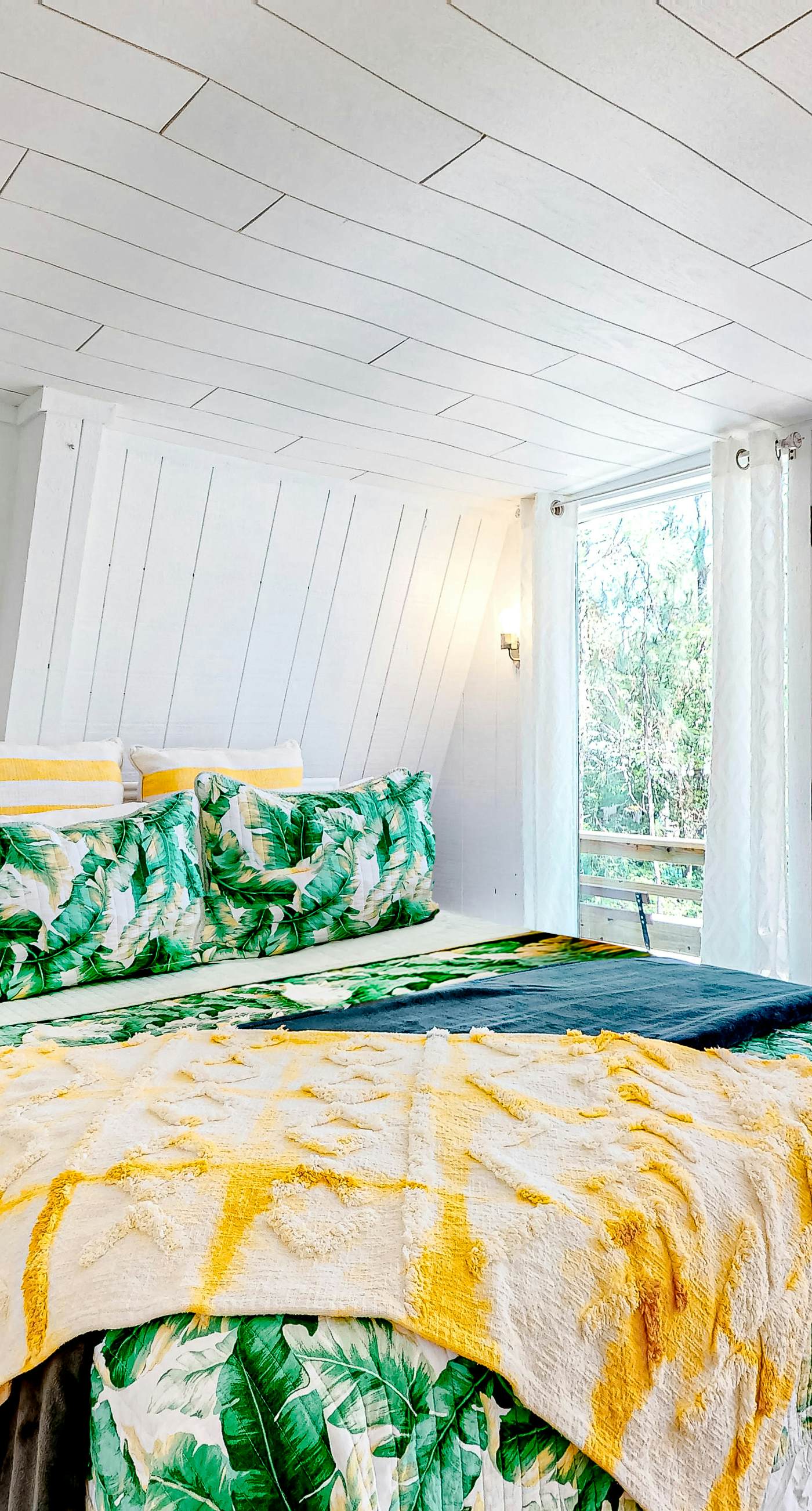 Charming A-frame with whimsical decor, WiFi, decks, sunroom, W&D, & AC - dogs OK