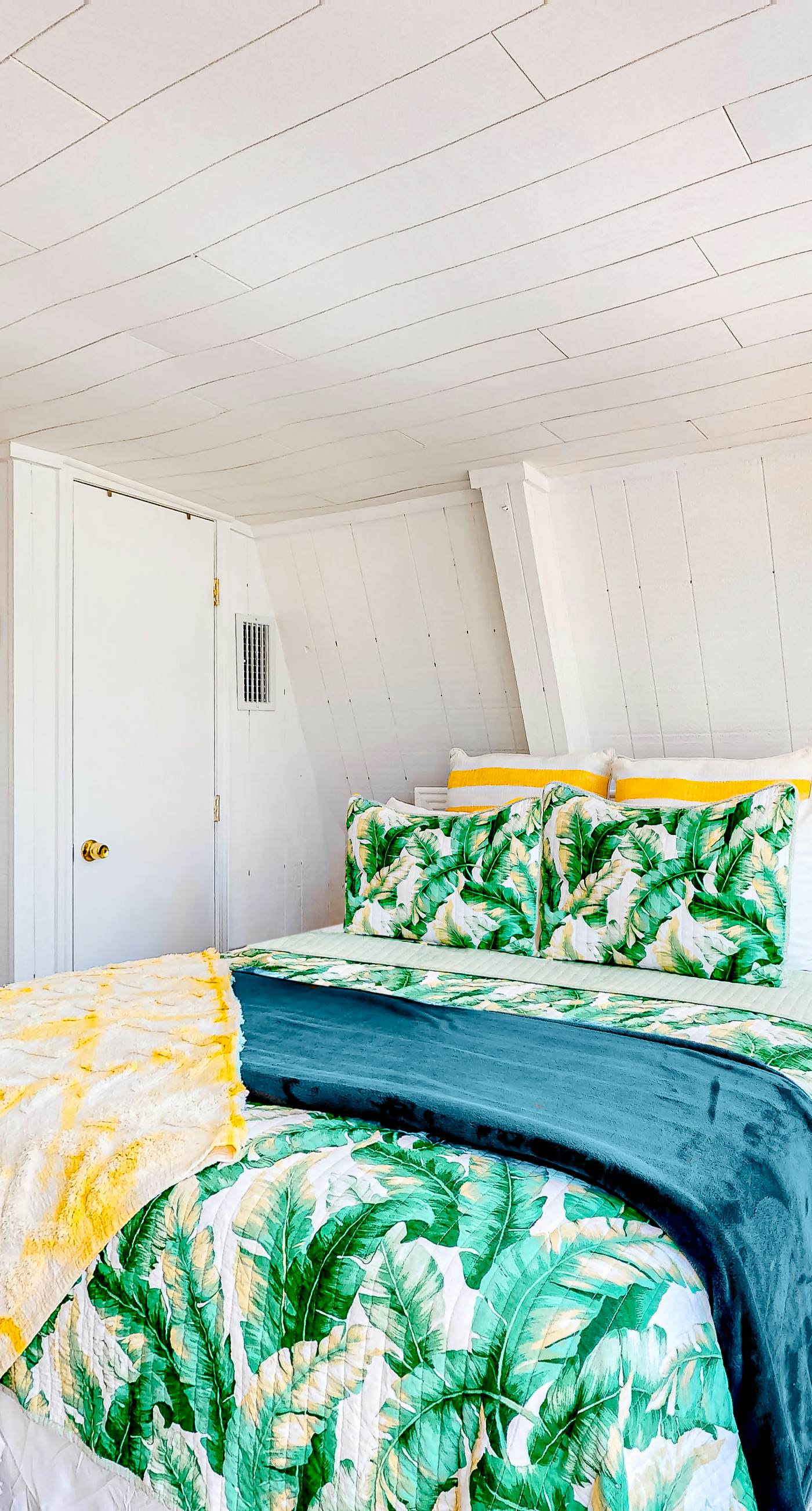 Charming A-frame with whimsical decor, WiFi, decks, sunroom, W&D, & AC - dogs OK