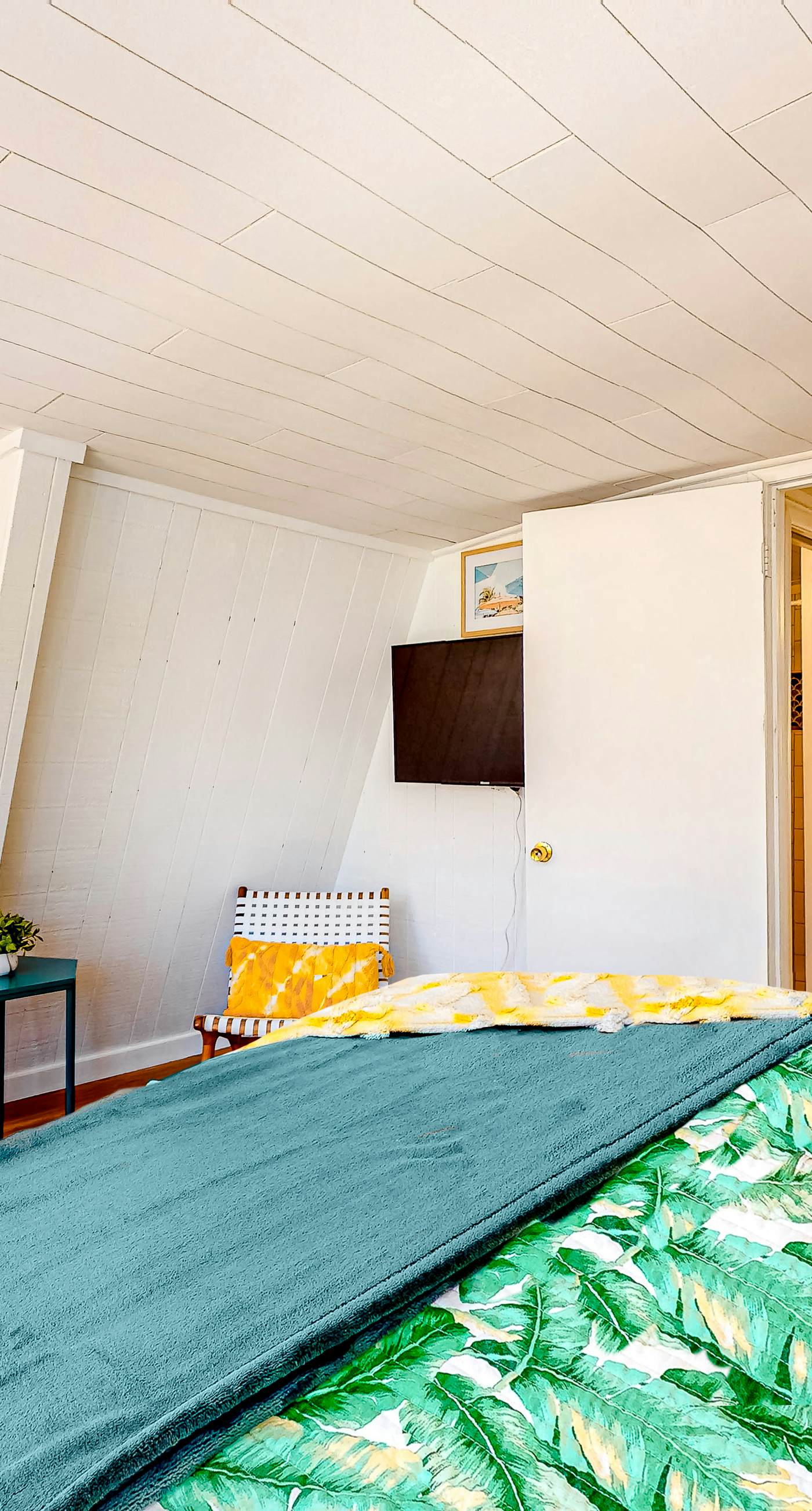 Charming A-frame with whimsical decor, WiFi, decks, sunroom, W&D, & AC - dogs OK