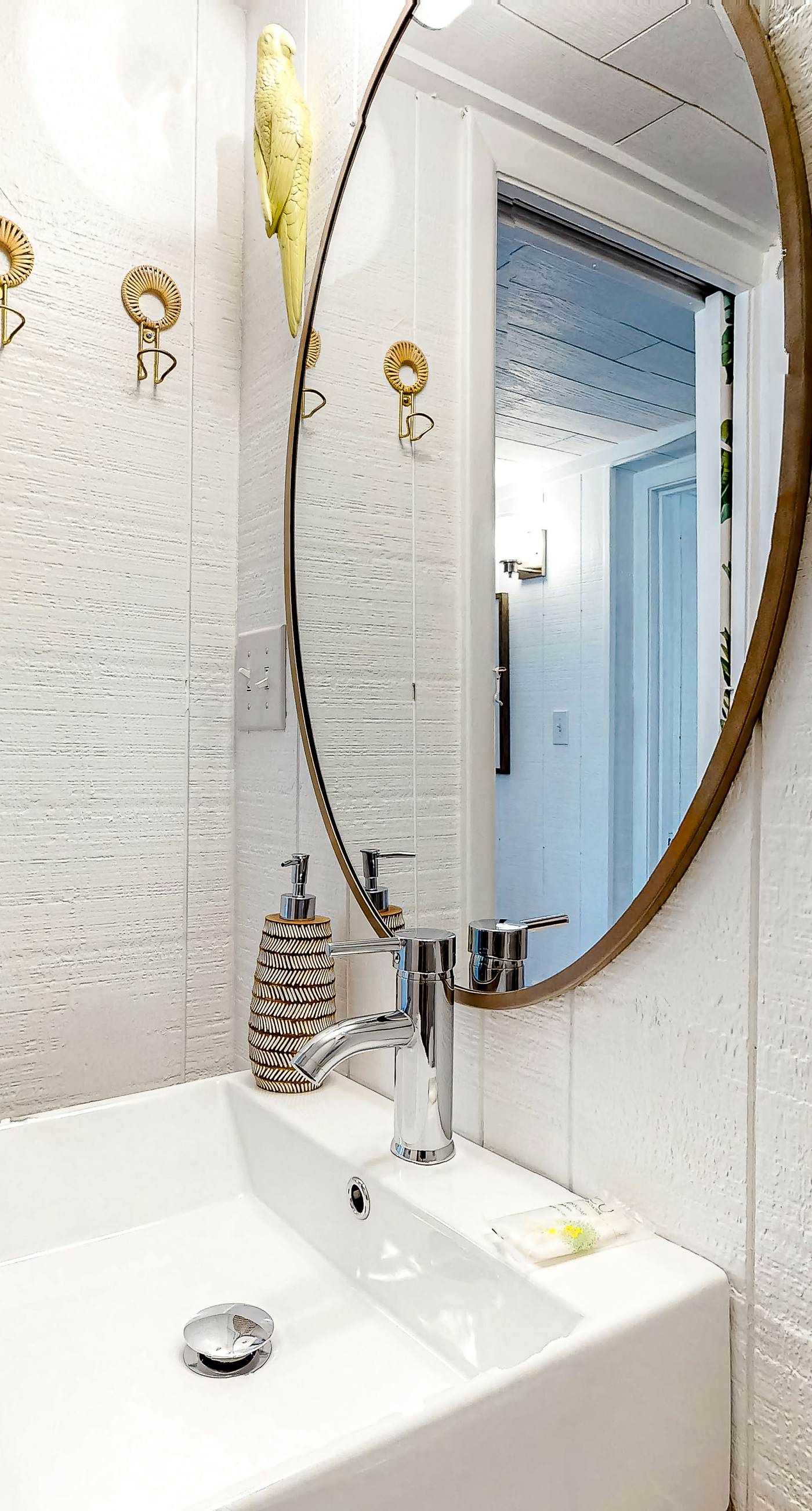 Charming A-frame with whimsical decor, WiFi, decks, sunroom, W&D, & AC - dogs OK