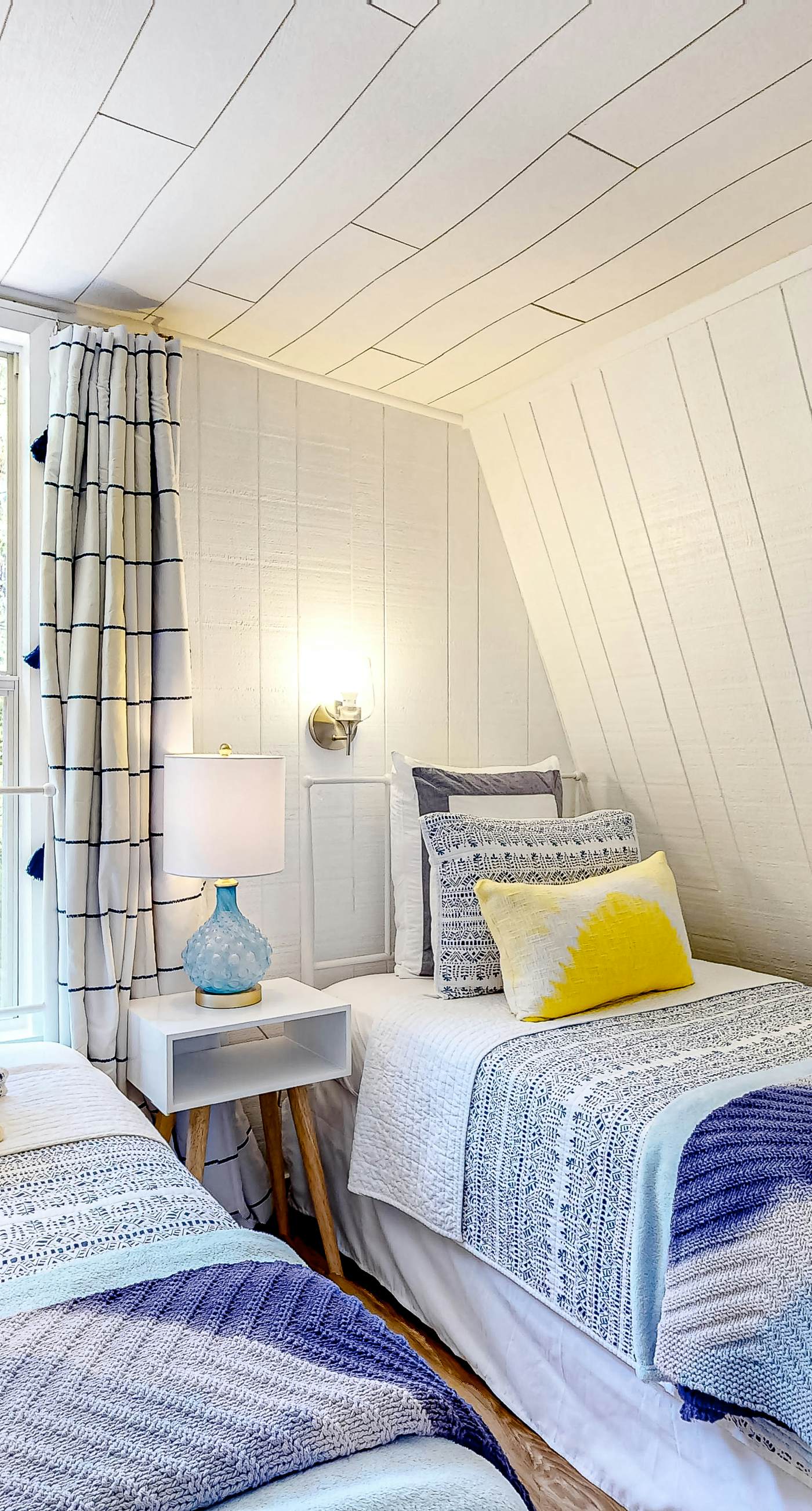 Charming A-frame with whimsical decor, WiFi, decks, sunroom, W&D, & AC - dogs OK