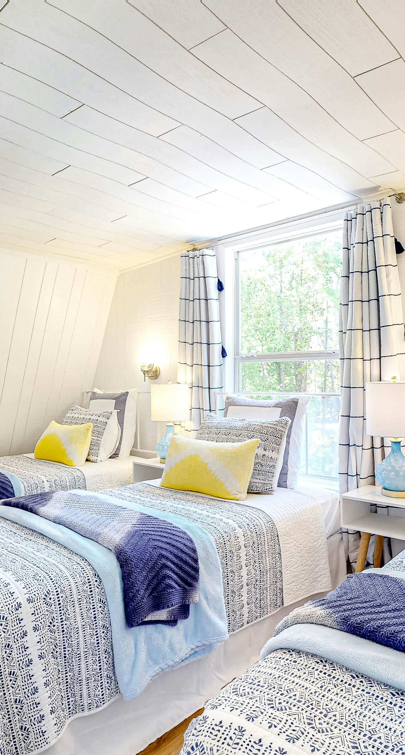 Charming A-frame with whimsical decor, WiFi, decks, sunroom, W&D, & AC - dogs OK