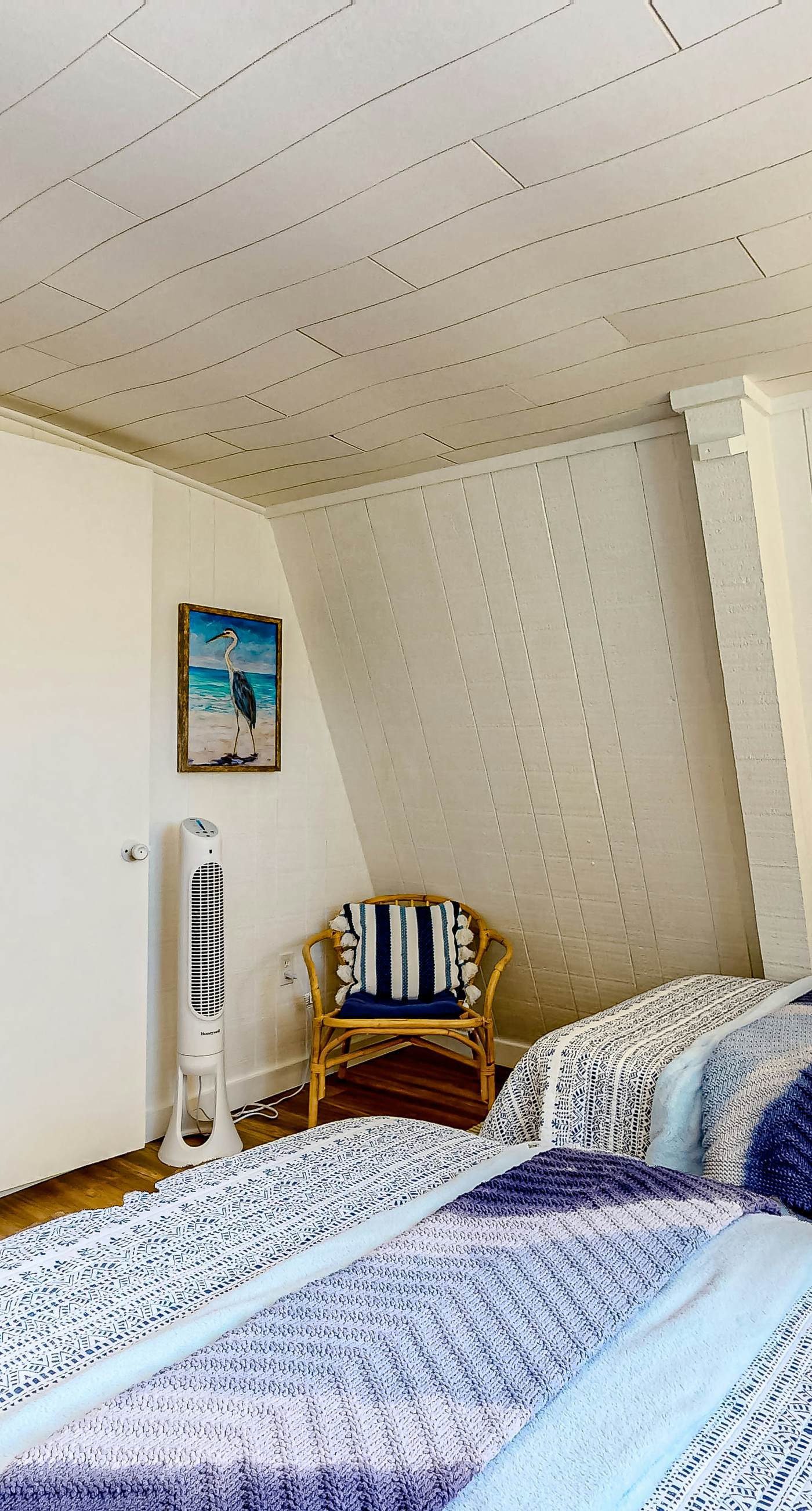 Charming A-frame with whimsical decor, WiFi, decks, sunroom, W&D, & AC - dogs OK