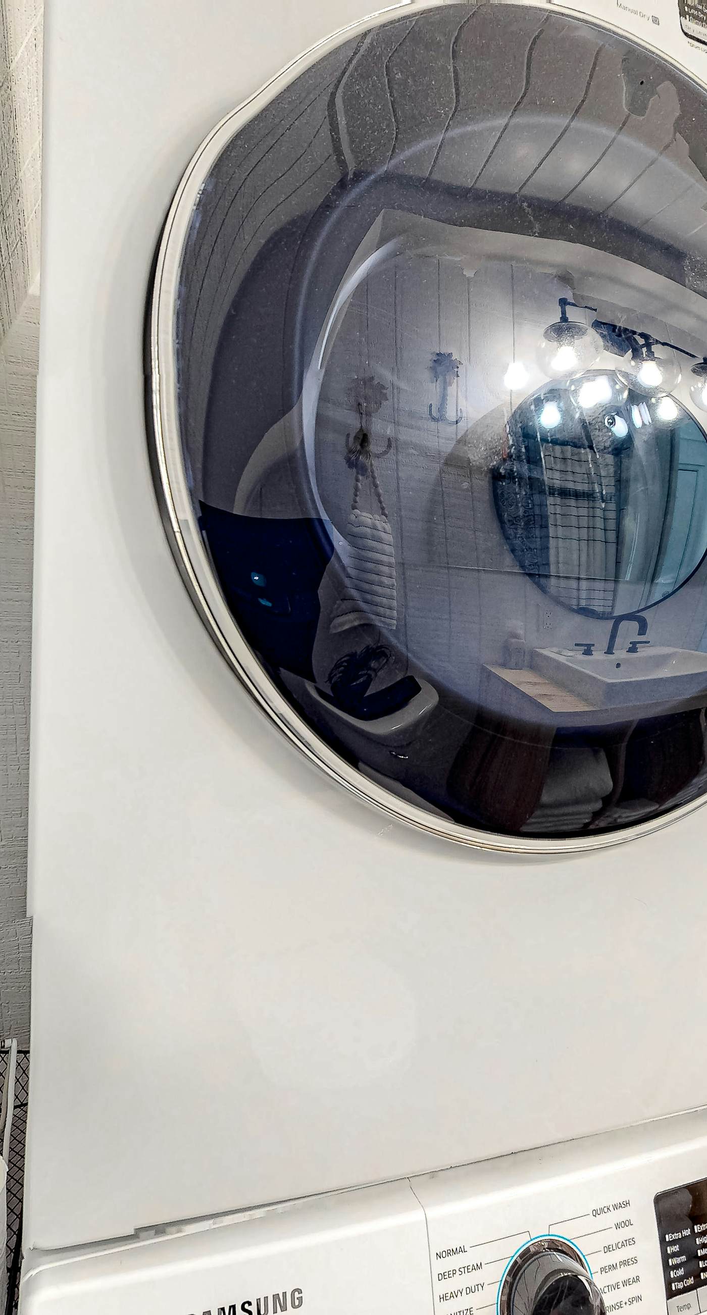 Charming A-frame with whimsical decor, WiFi, decks, sunroom, W&D, & AC - dogs OK